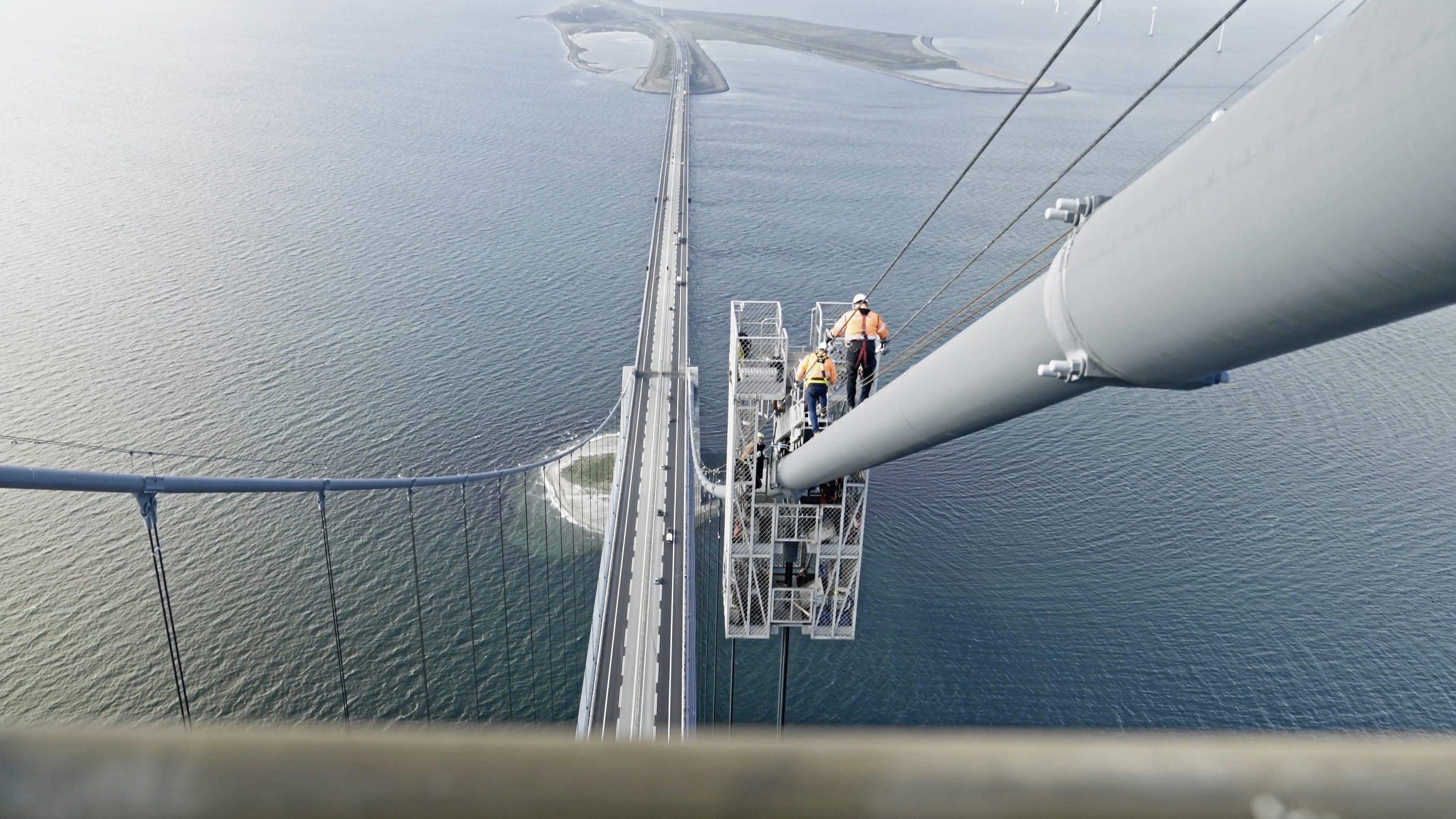 Den gamle kabelplatform på et af Storebæltsbroens hovedkabler. Kabelplatformen bruges til forskellige vedligeholdelsesarbejder og kan køre på kablet helt op til toppen af pylonerne i 254 meters højde.