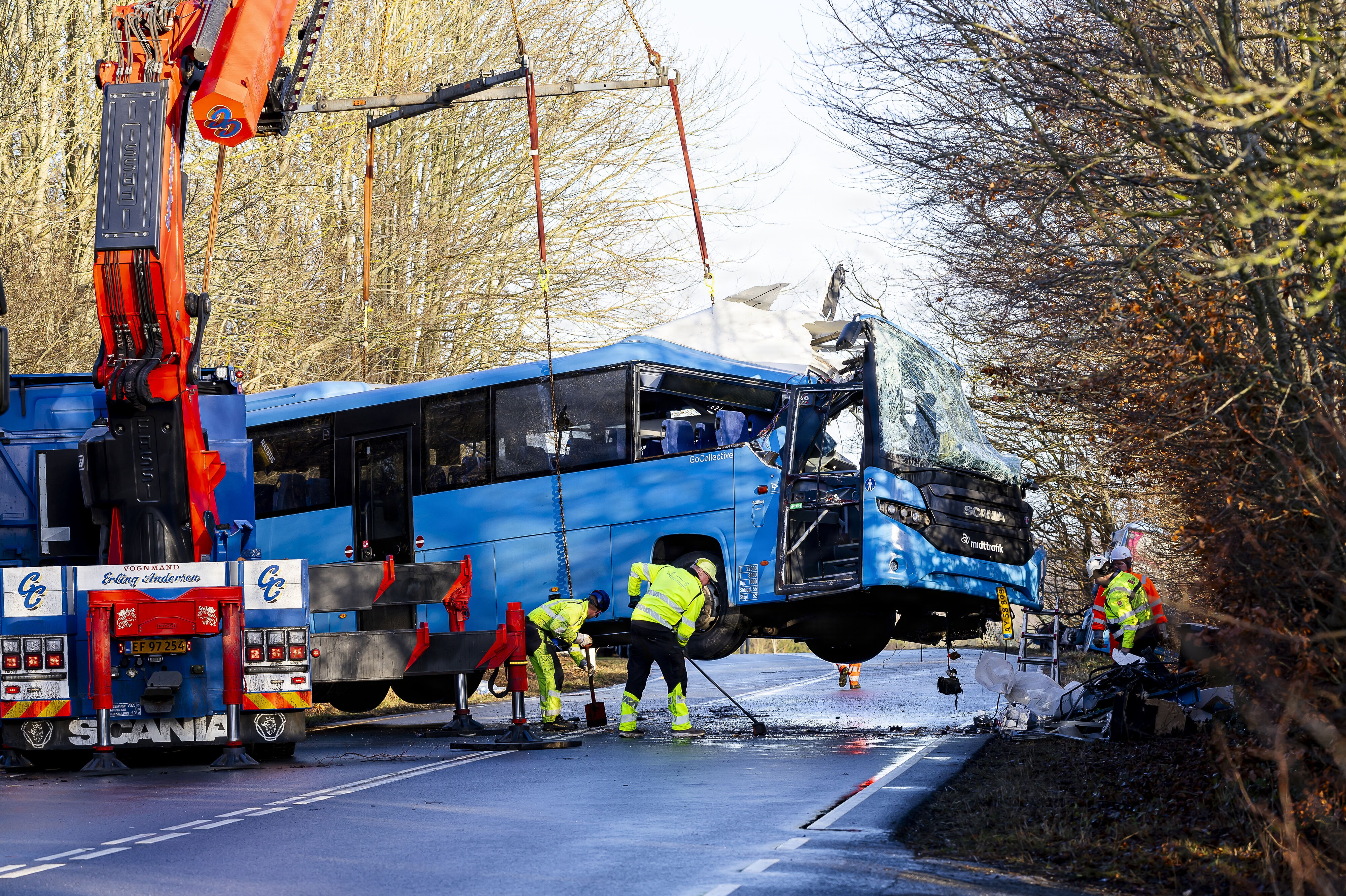 To mand mistede livet, da to busser i januar stødte frontalt sammen på en landevej på Djursland. (Arkivfoto).