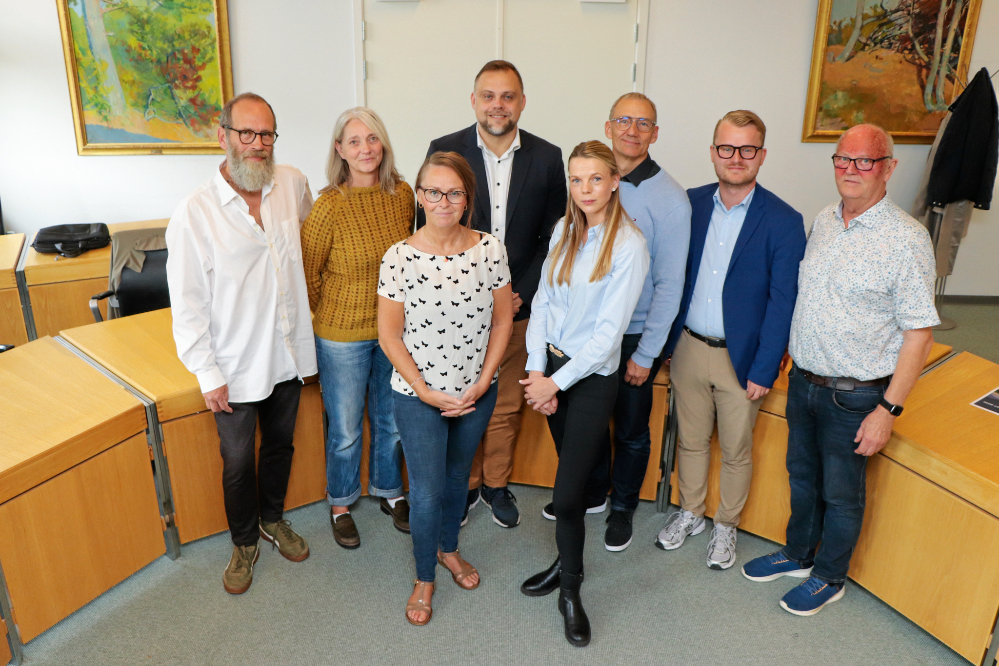 Partierne bag den nye budgetaftale i Halsnæs Kommune - fra venstre - Enhedslisten SF, Alternativet, borgmester Steffen Jensen, Danmarksdemokraterne, Venstre, Konservative Folkeparti og Socialdemokratiet.