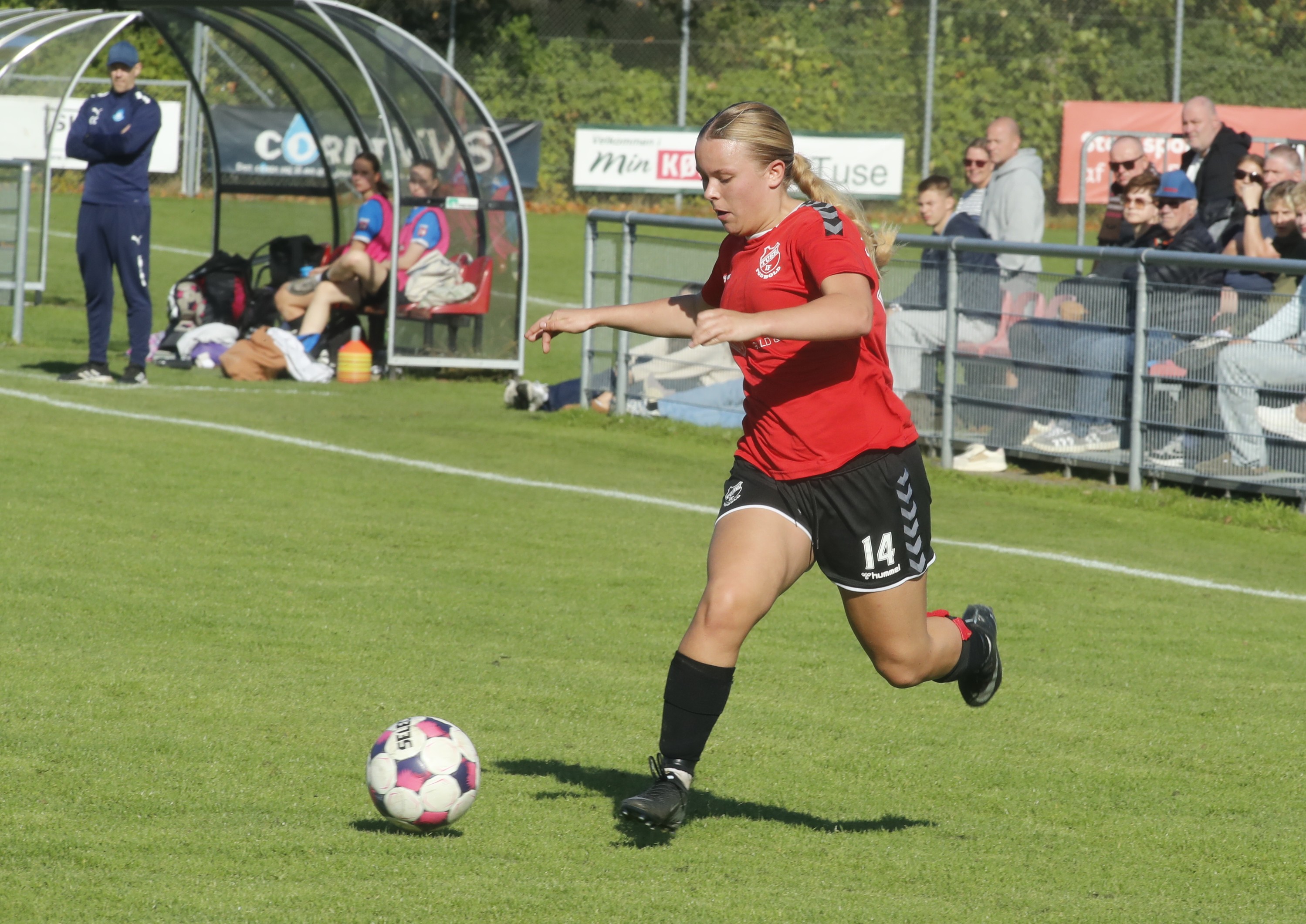 Isabella Klitgaard med bolden.