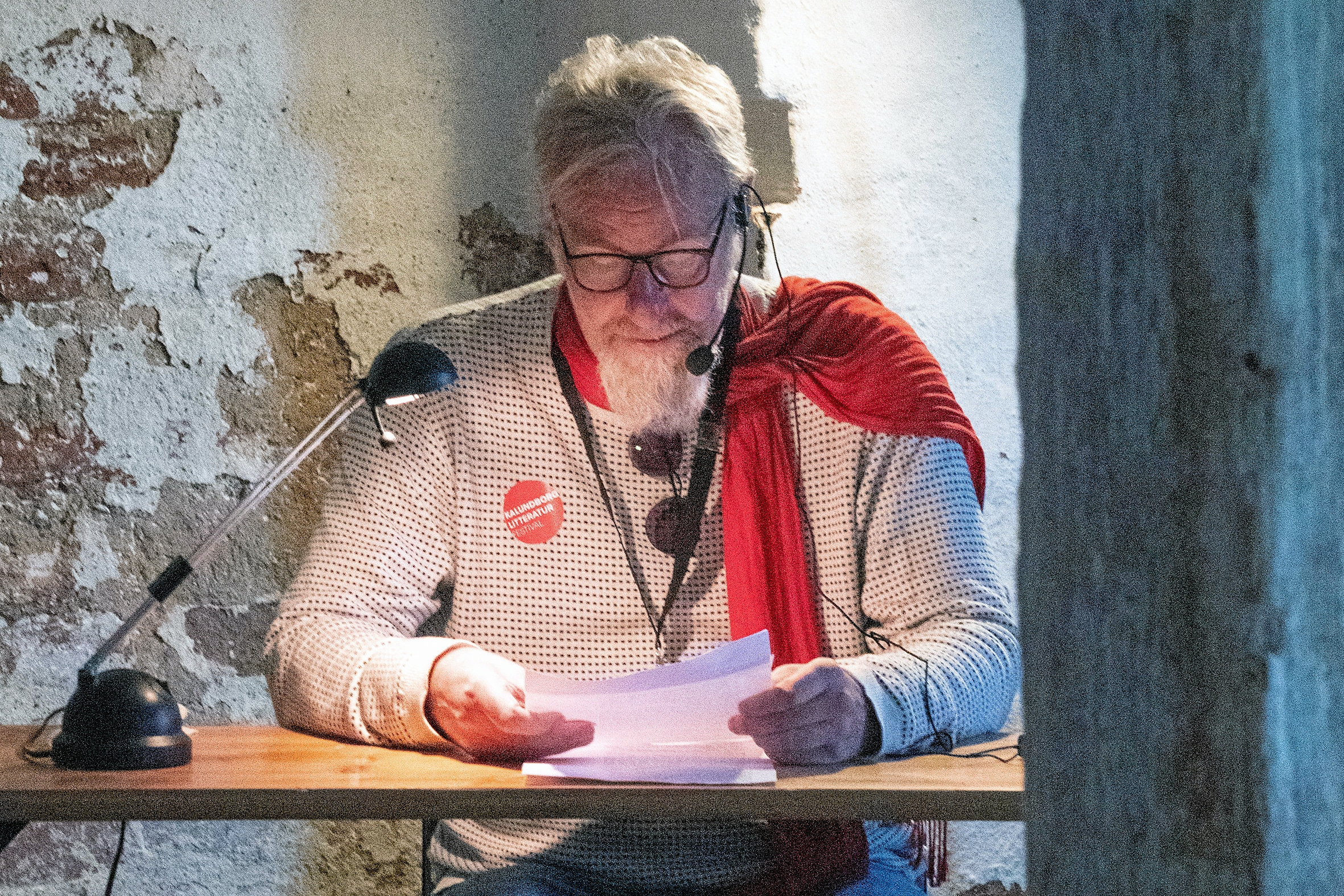 Esben Hansen, der her er i færd med at læse en tekst under festivalens litteraturvandring, er begejstret efter litteraturfestivalen i Kalundborg. Men han savnede ungdommens deltagelse.