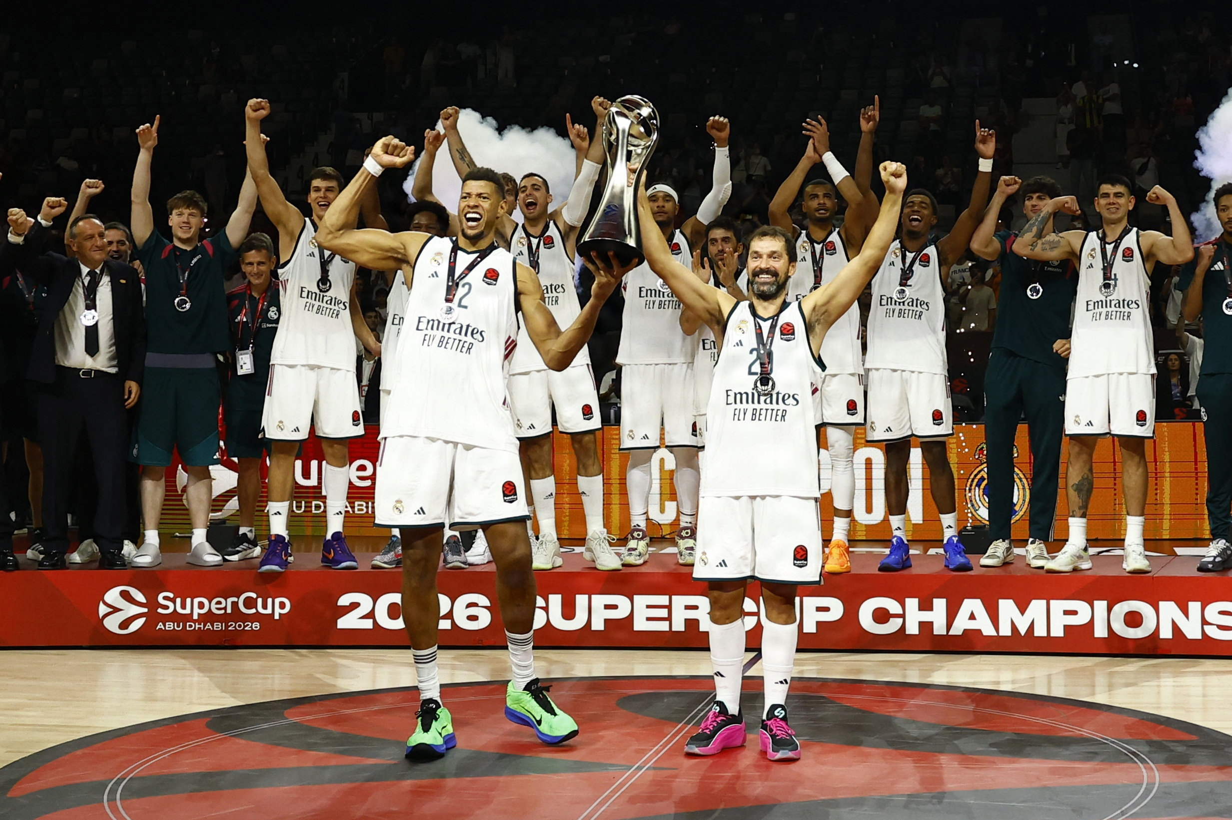 Græske Olympiakos vandt den seneste udgave af EuroLeague, som i dag består af 20 hold. Spørgsmålet er, om turneringen skal slås sammen med NBA Europe på sigt.