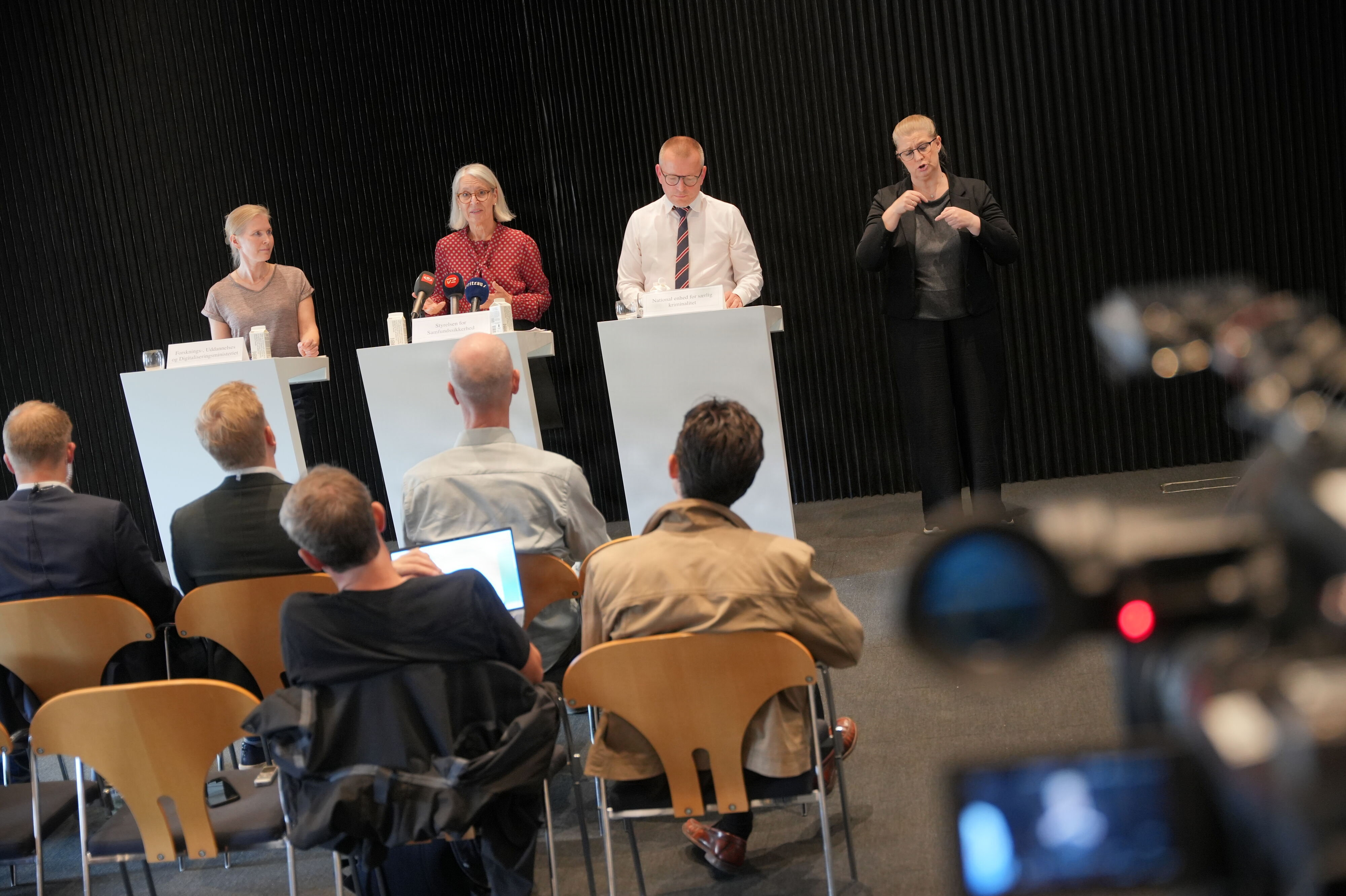 Styrelsen for Samfundssikkerhed, Forsknings-, Uddannelses- og Digitaliseringsministeriet og National Enhed for Særlig Kriminalitet holder briefing om CPR-hændelse.