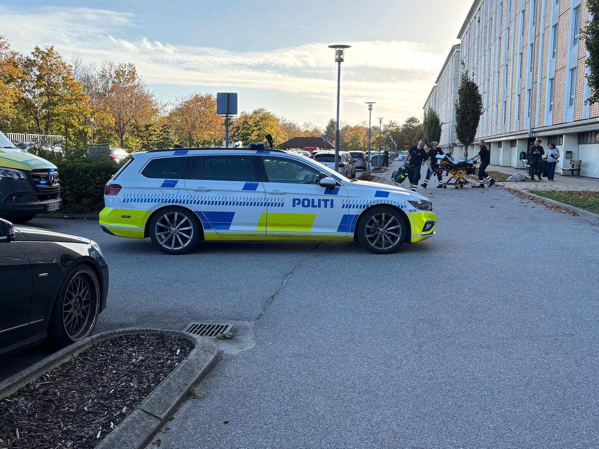 Politiet er til stede efter et knivstikkeri.