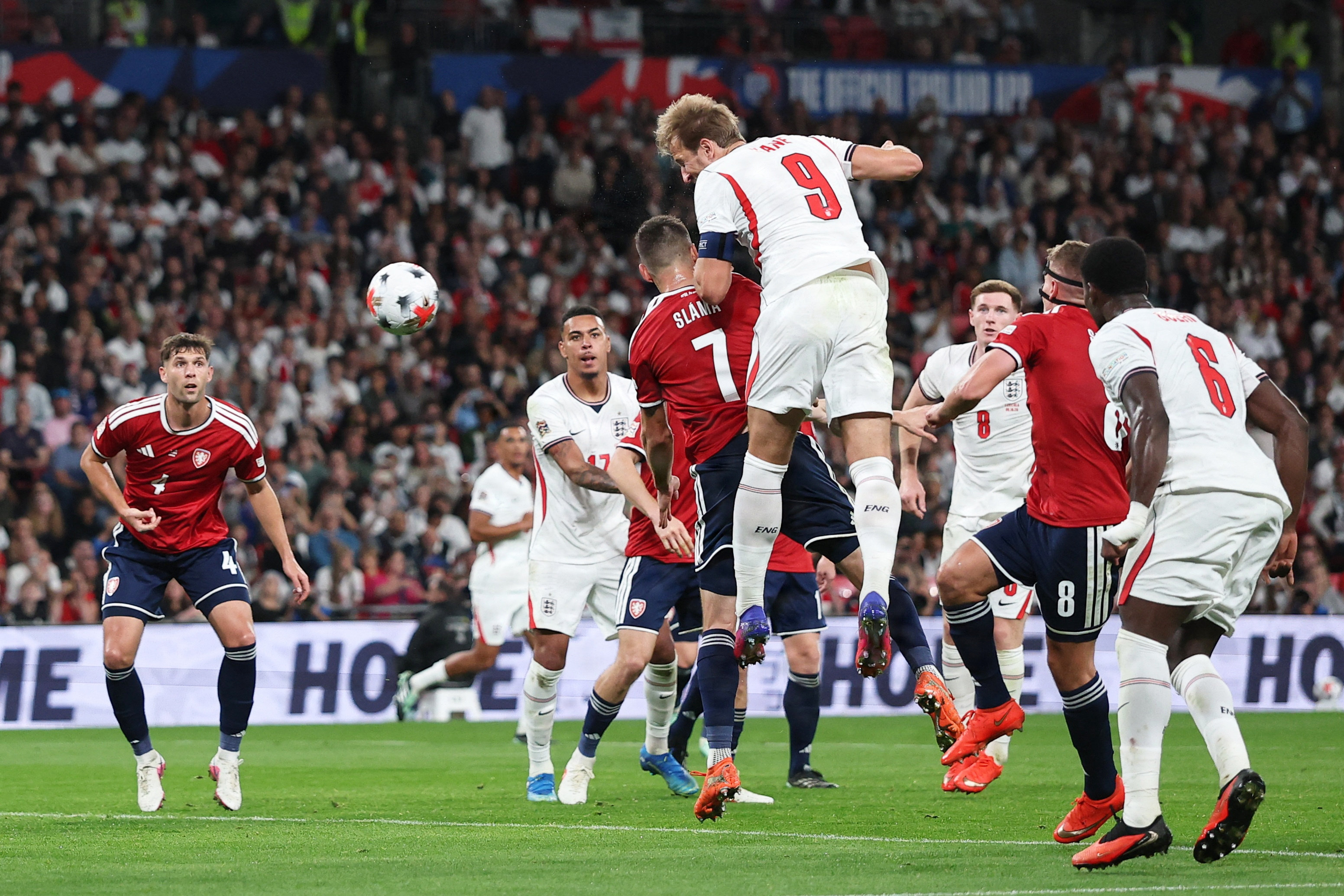 Harry Kane kommer højest på et indlæg og scorer sit andet mål i opgøret mod Tjekkiet.