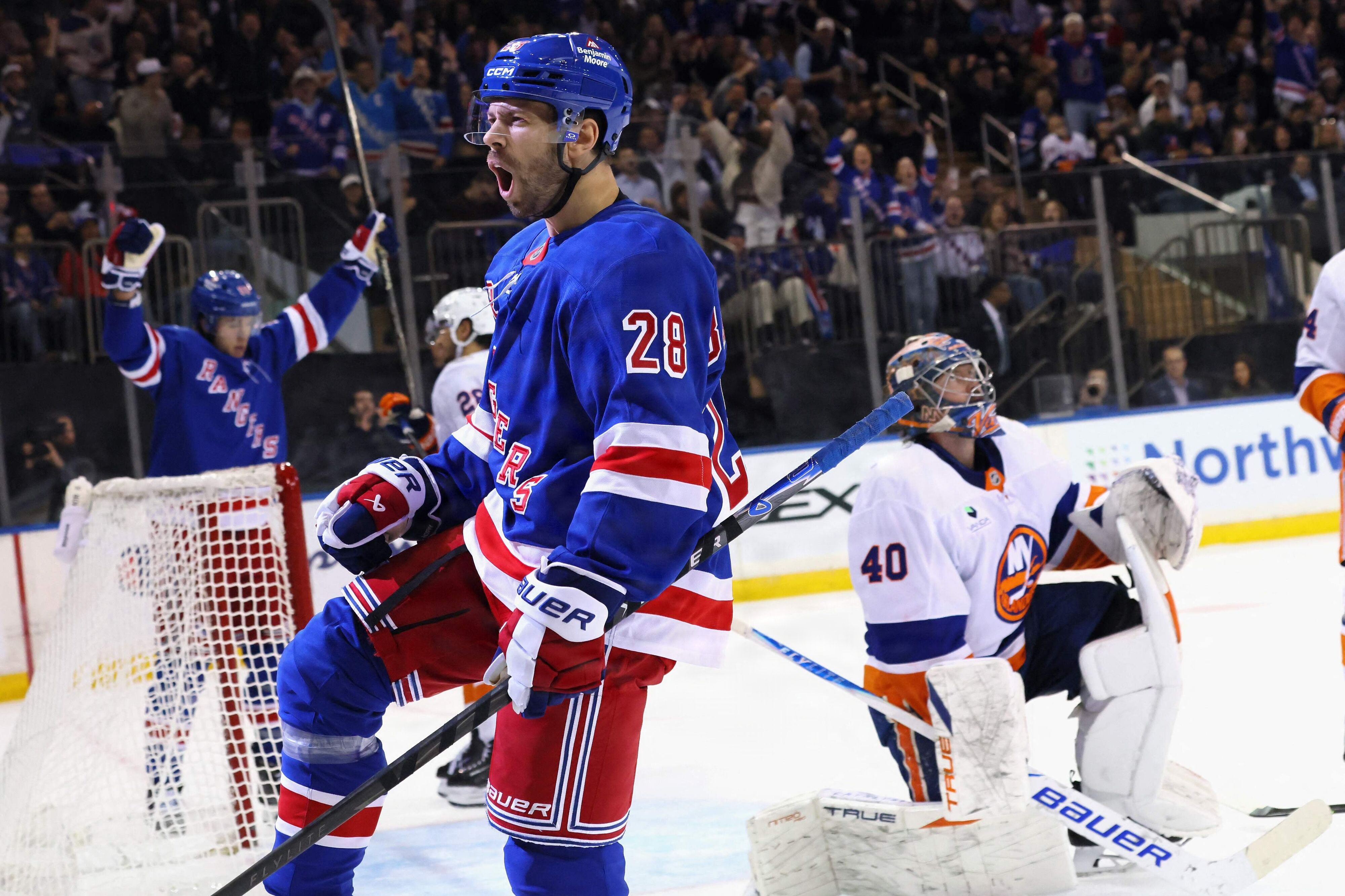 Oliver Bjorkstrand fejrer sin anden scoring i sejren over New York Islanders i NHL.