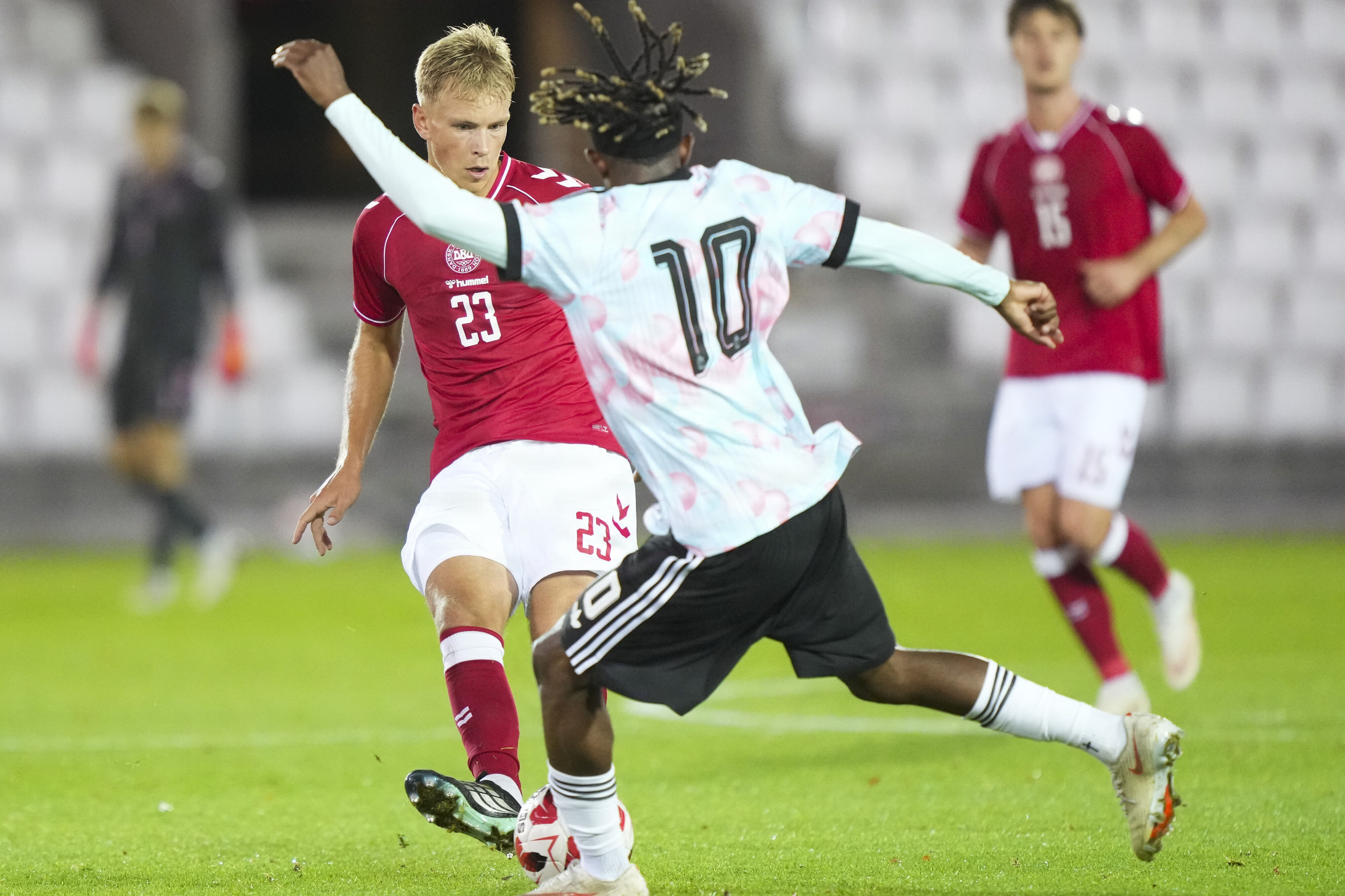 Lucas Høgsberg tackler en belgier på U21-landsholdet tirsdag. Forsvarsspilleren blev tilkaldt efter at have været med i A-landsholdstruppen, som spillede Nations League til og med søndag.