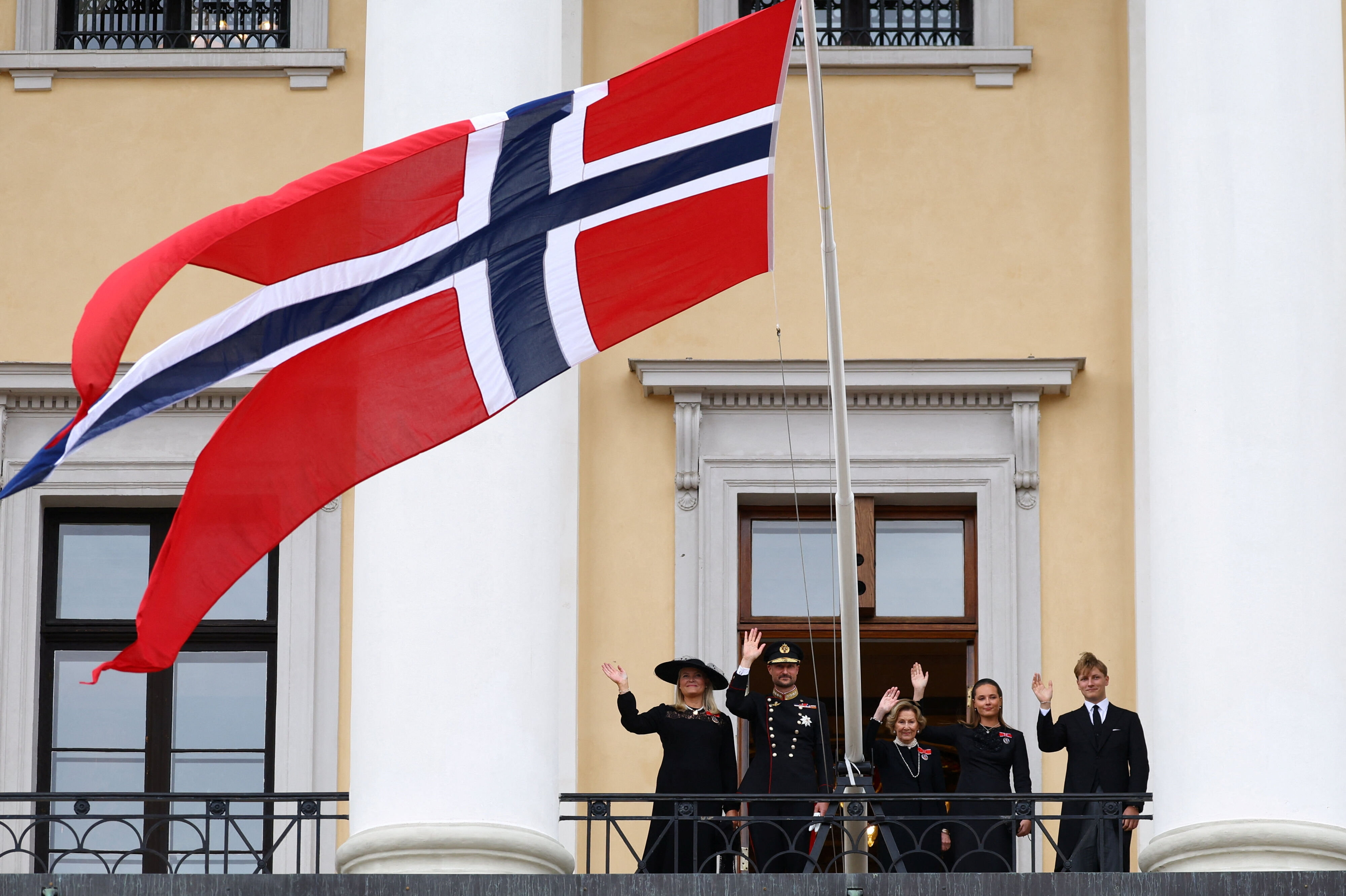 Norges nye regentpar, kong Haakon og dronning Mette-Marit, hilser på de fremmødte foran det norske kongeslot efter kong Haralds begravelse den 9. september sammen med kong Haralds enke, dronning Sonja, og regentparrets børn, kronprinsesse Ingrid Alexandra og prins Sverre Magnus. (Arkivfoto).