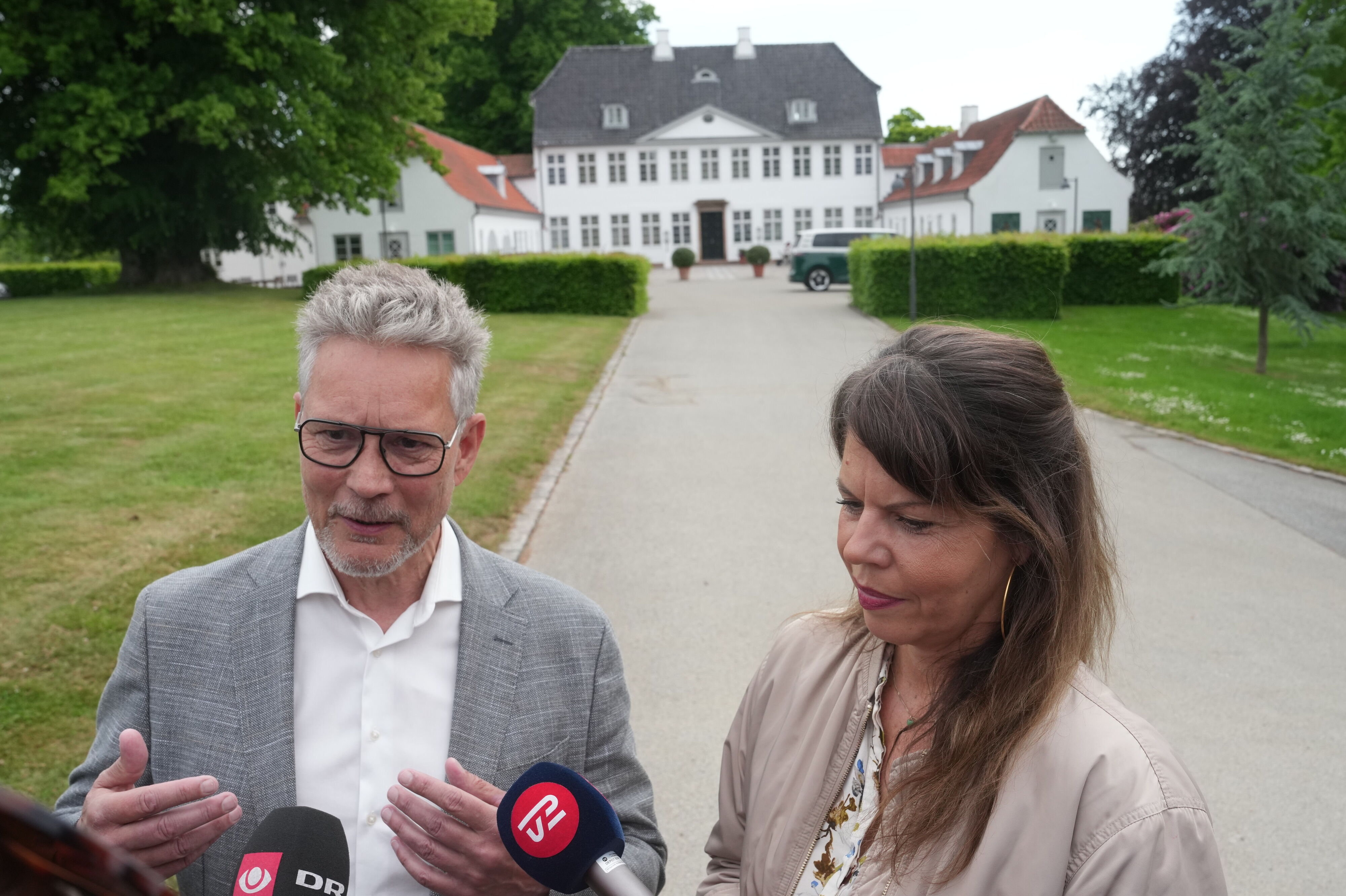 Torsten Gejl, til venstre i billedet, har i regeringsforhandlingerne på Marienborg skaffet opbakning til flere naturparker i havet. (Arkivfoto).