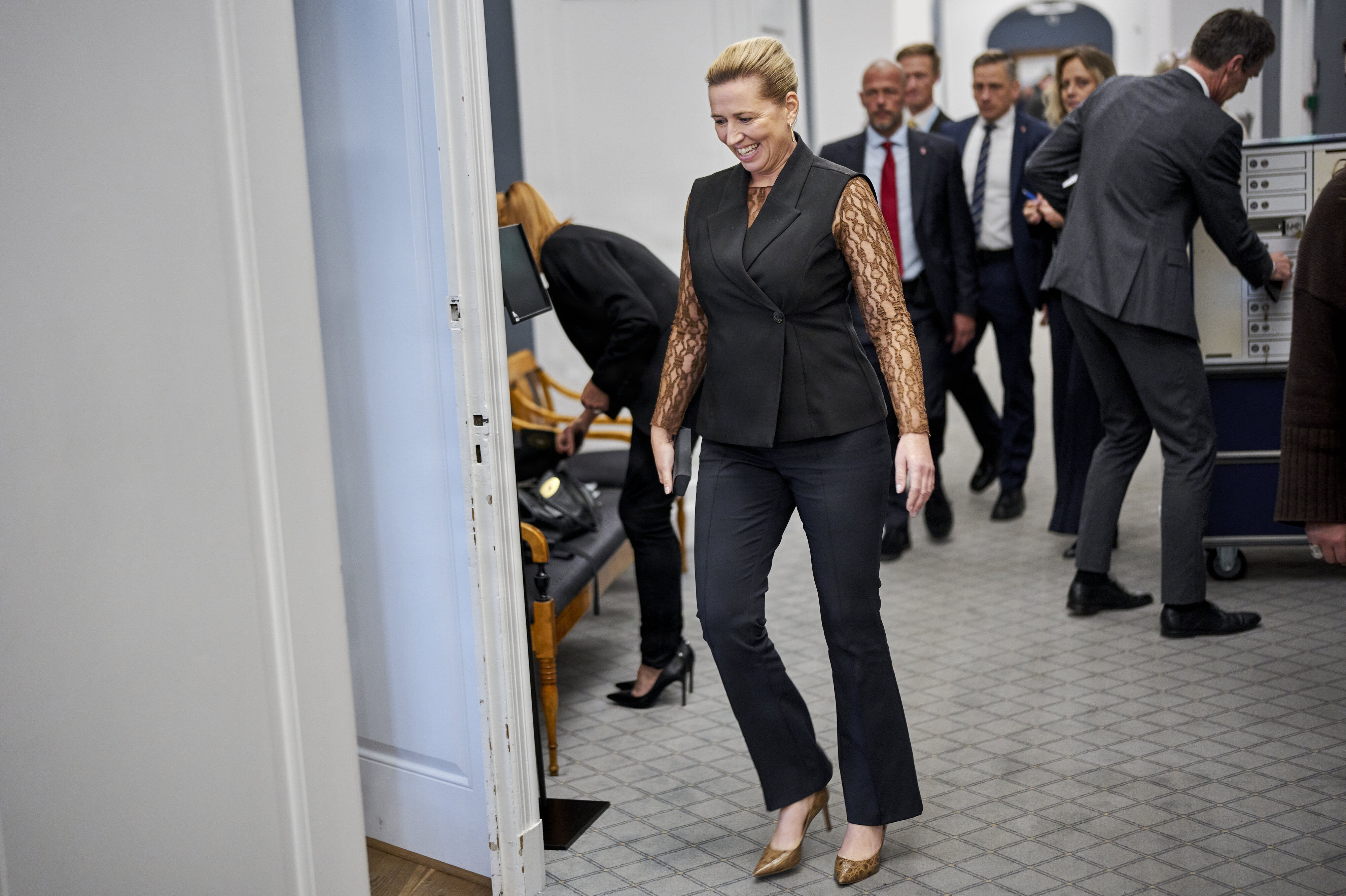 Mette Frederiksen var glad, da hun gik ind til møde i Udenrigspolitisk Nævn. Men da hun efterfølgende skulle til møde i  Europa-udvalget, måtte hun vente forgæves.