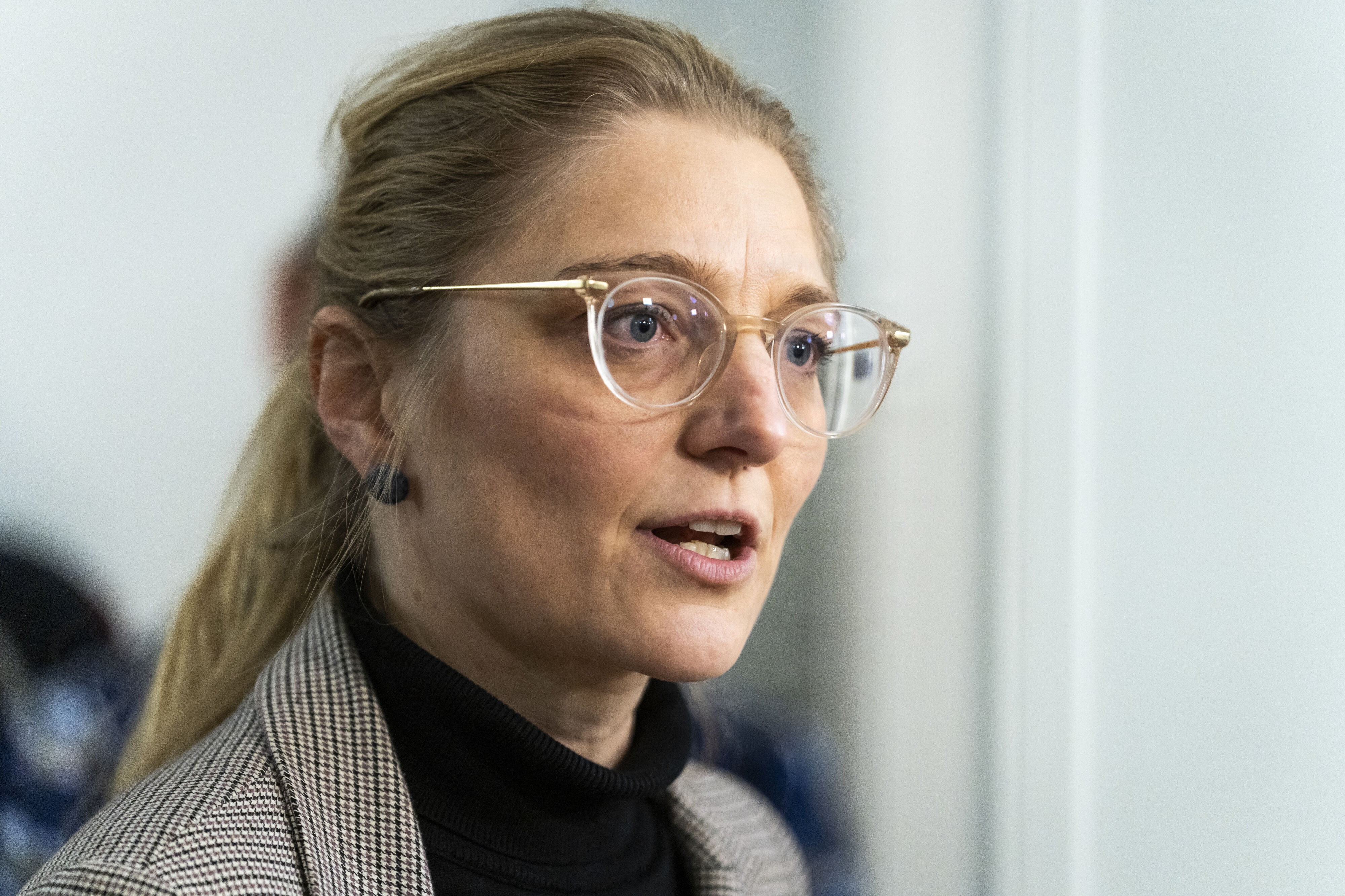 Kulturminister Zenia Stampe har selv oplevet, at et billede af hende blev lavet om til en video uden hendes samtykke. Med et nyt lovforslag vil hun sikre retten til egen krop og stemme. (Arkivfoto).