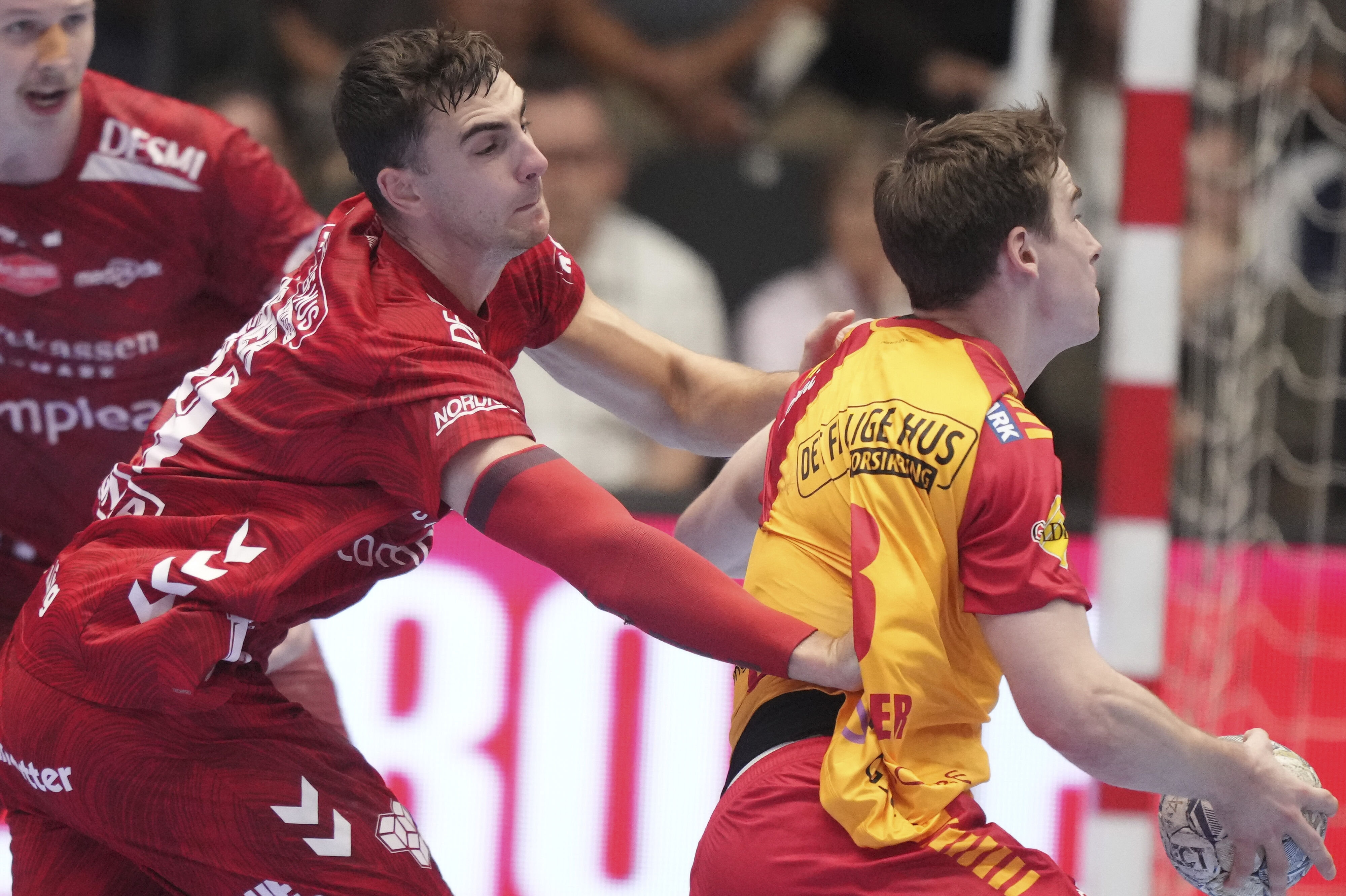 Mads Hoxer (tv.) og Aalborg havde svært ved at stoppe GOG i weekendens kamp, som den fynske klub vandt med 39-27. (Arkivfoto).