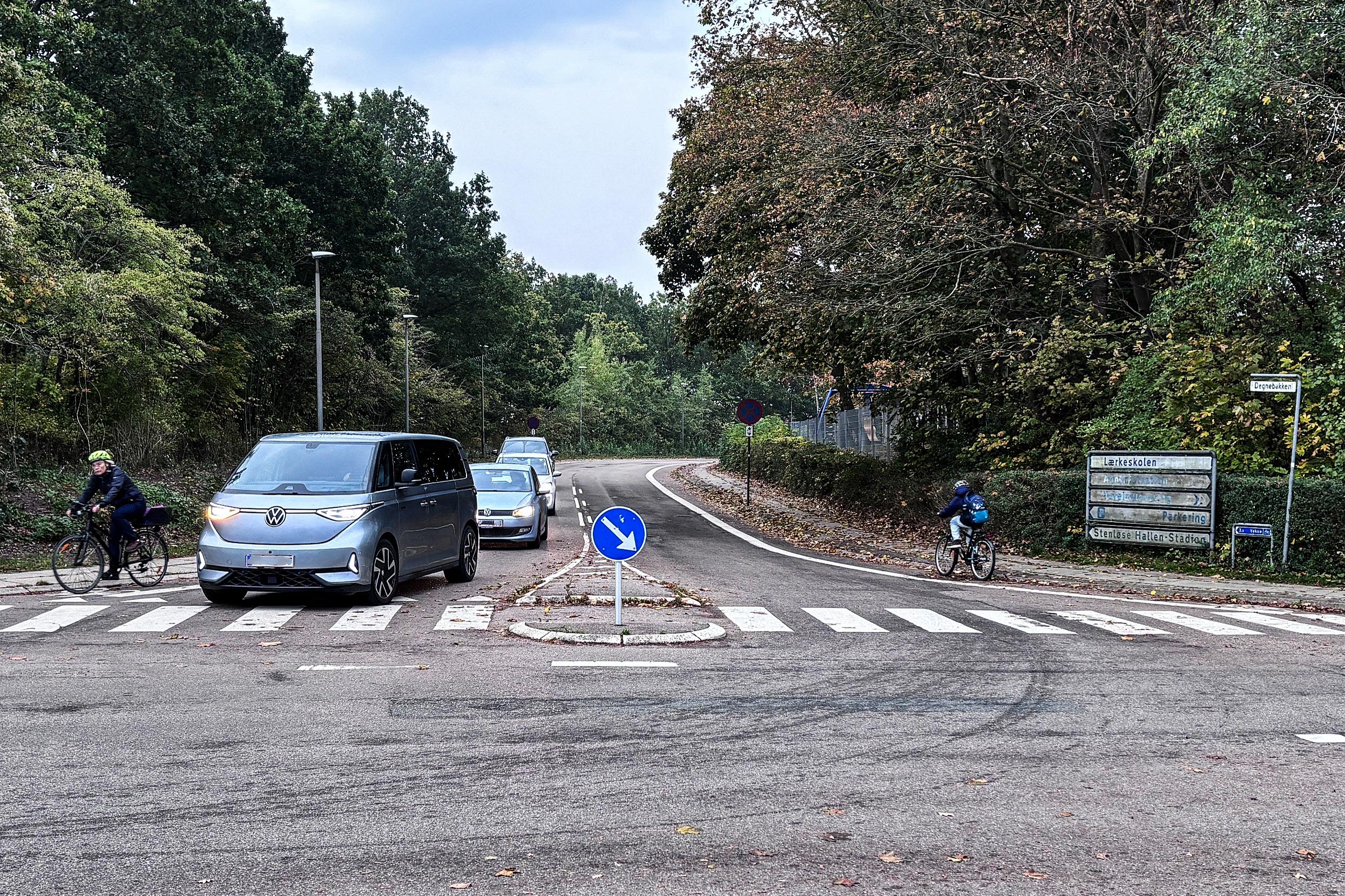 Det er dette T-kryds ved Degnebakken og Præstegårdsvej i Stenløse, som Gorica Troensegaard Jensen og Seth Troensegaard Jensen gerne vil have sikret et trafikløft - ikke mindst for de mange børn, der dagligt cykler til og fra Lærkeskolen.