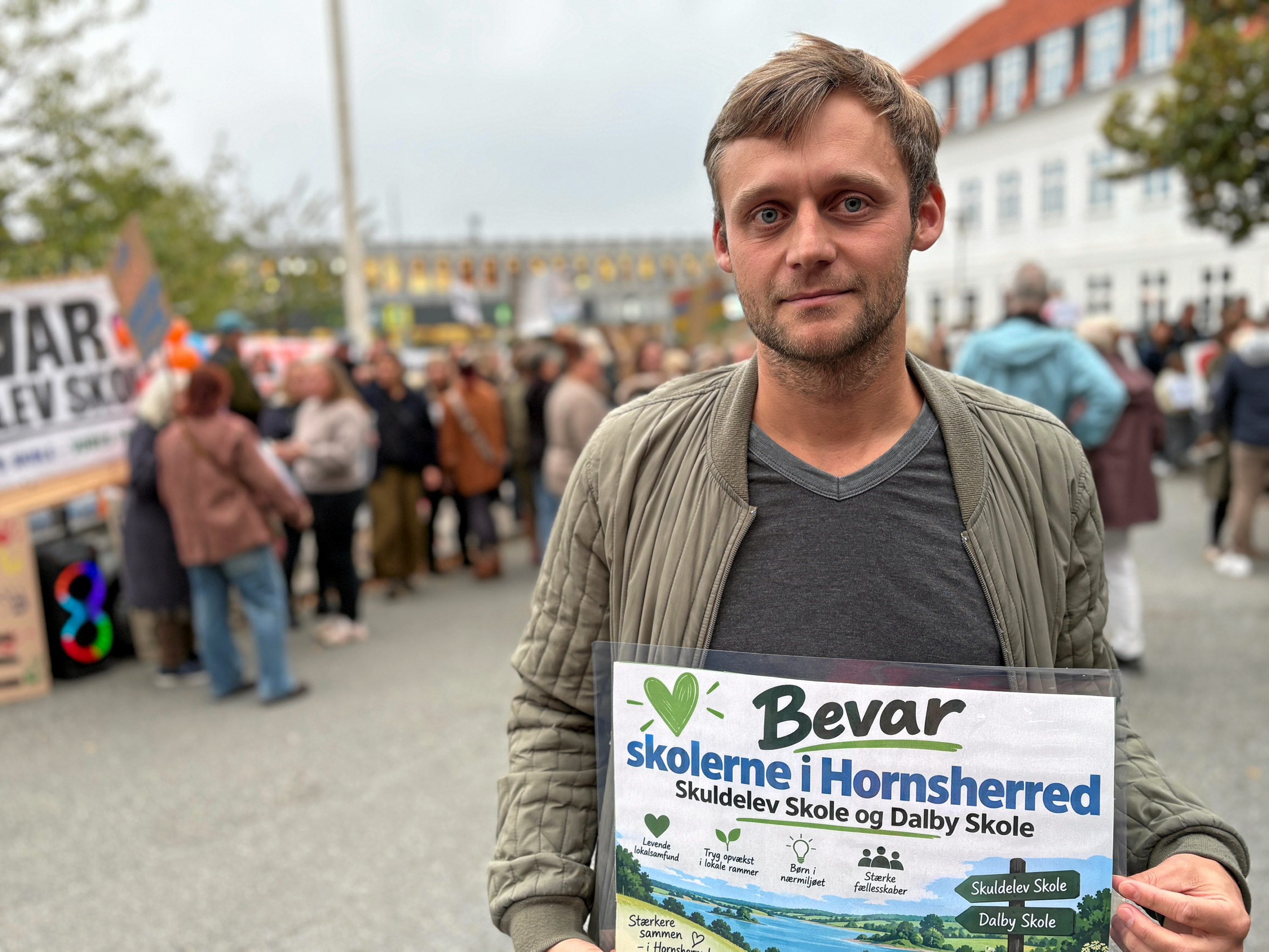 Mathias Kristensen valgte sammen med sin hustru at flytte til Skuldelev, blandt andet fordi byen har en skole. Nu er skolen truet af lukning, og det er han overrasket over.
