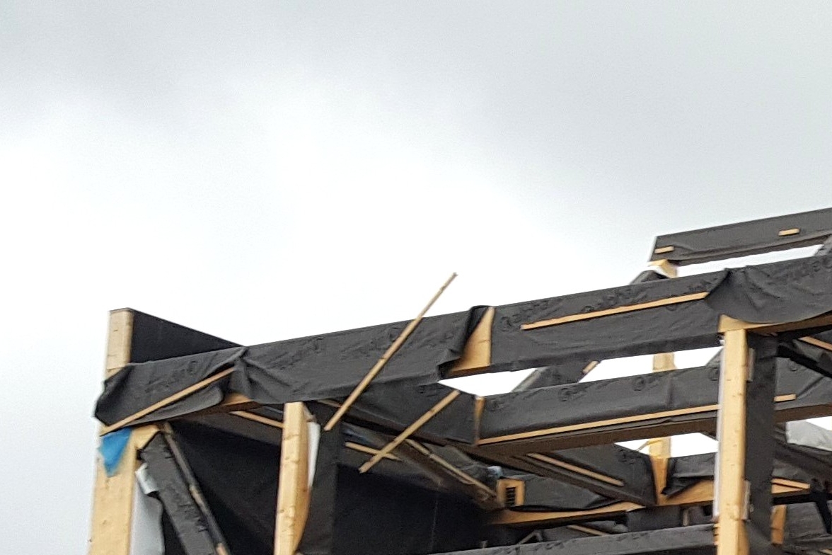 Fra byggefasen ses, at Håndværkerhuset blev opført som en stor rammekonstruktion i træ, der senere blev beklædt med træ i en rød farvetone. - Stefan Andreasen Fra byggefasen ses, at Håndværkerhuset blev opført som en stor rammekonstruktion i træ, der senere blev beklædt med træ i en rød farvetone.