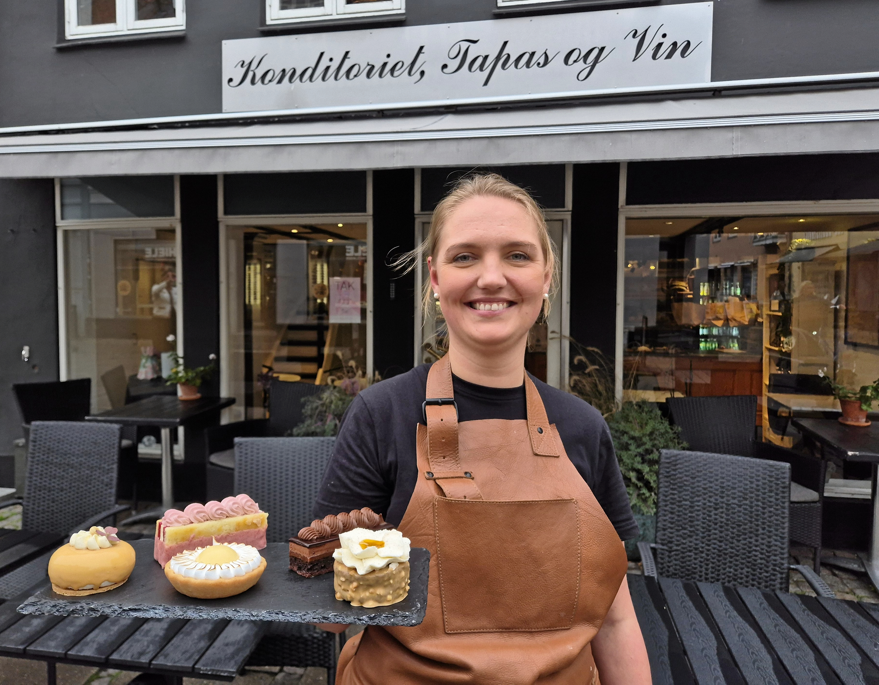 Sara Henriksdottir Joensen har et usædvanligt flot konditor-CV. Nu bager hun sine kager i konditoriet i Nørregade.