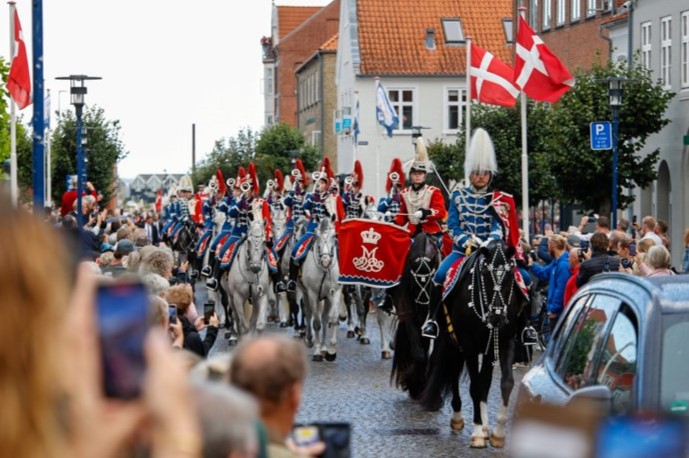 Overalt hvor Gardehusarregimentet kommer frem, vækker det minder. Nu får regimentet ligefrem en mindeplads i Holbæk.