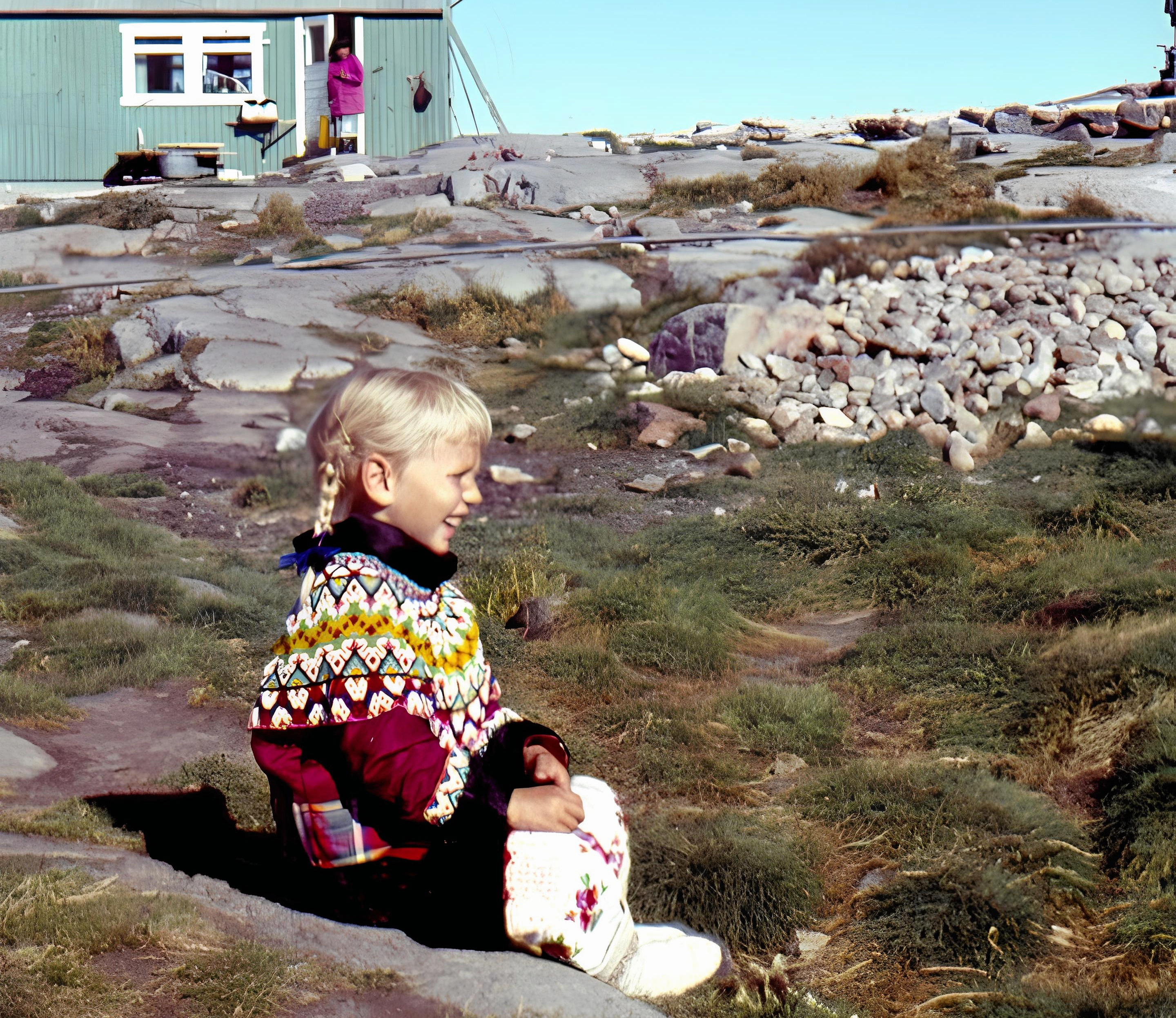 Marianne Haaning Weincke kommer og fortæller om sin barndom på Grønland.