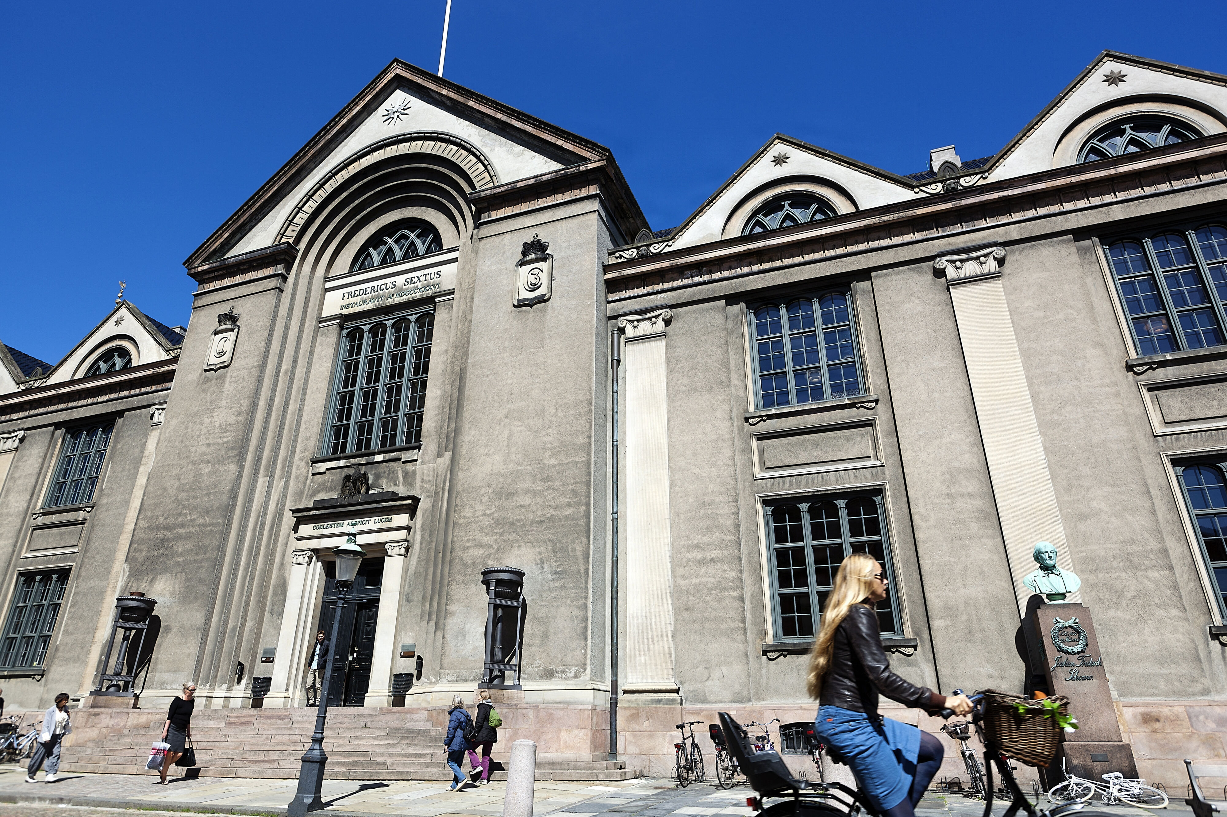 Københavns Universitet blev indviet i 1479. Forsknings- og uddannelsesinstitutionen har ikke én samlet adresse, men er fordelt på fem forskellige campusser i og omkring København. Hovedbygningen, som her er fotograferet i 2011, ligger på Frue Plads. (Arkivfoto).