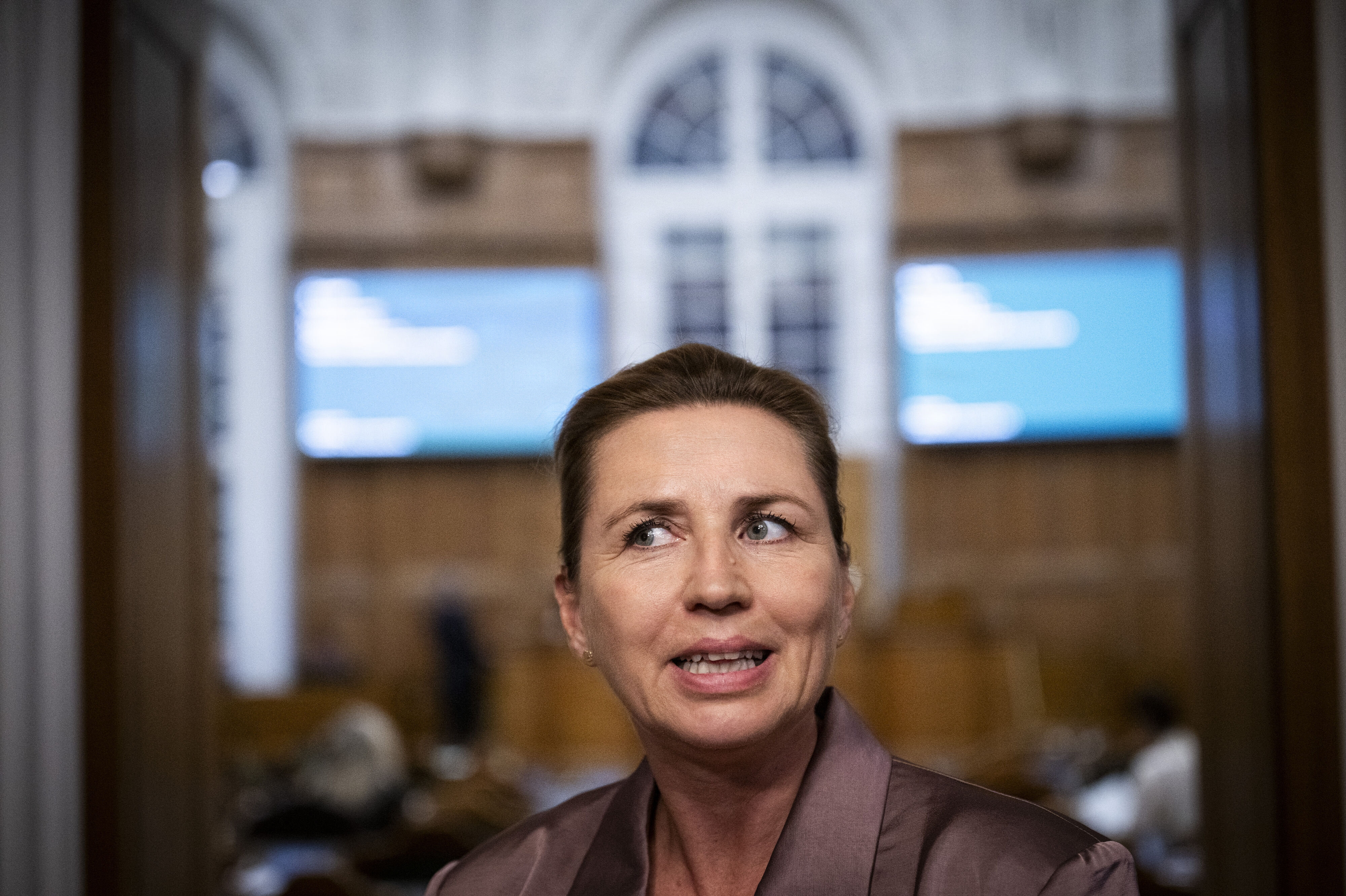 Statsminister Mette Frederiksen (S) forsvarer, at familier, der fik fødevarecheck, nu kan miste hjemmeboende SU.