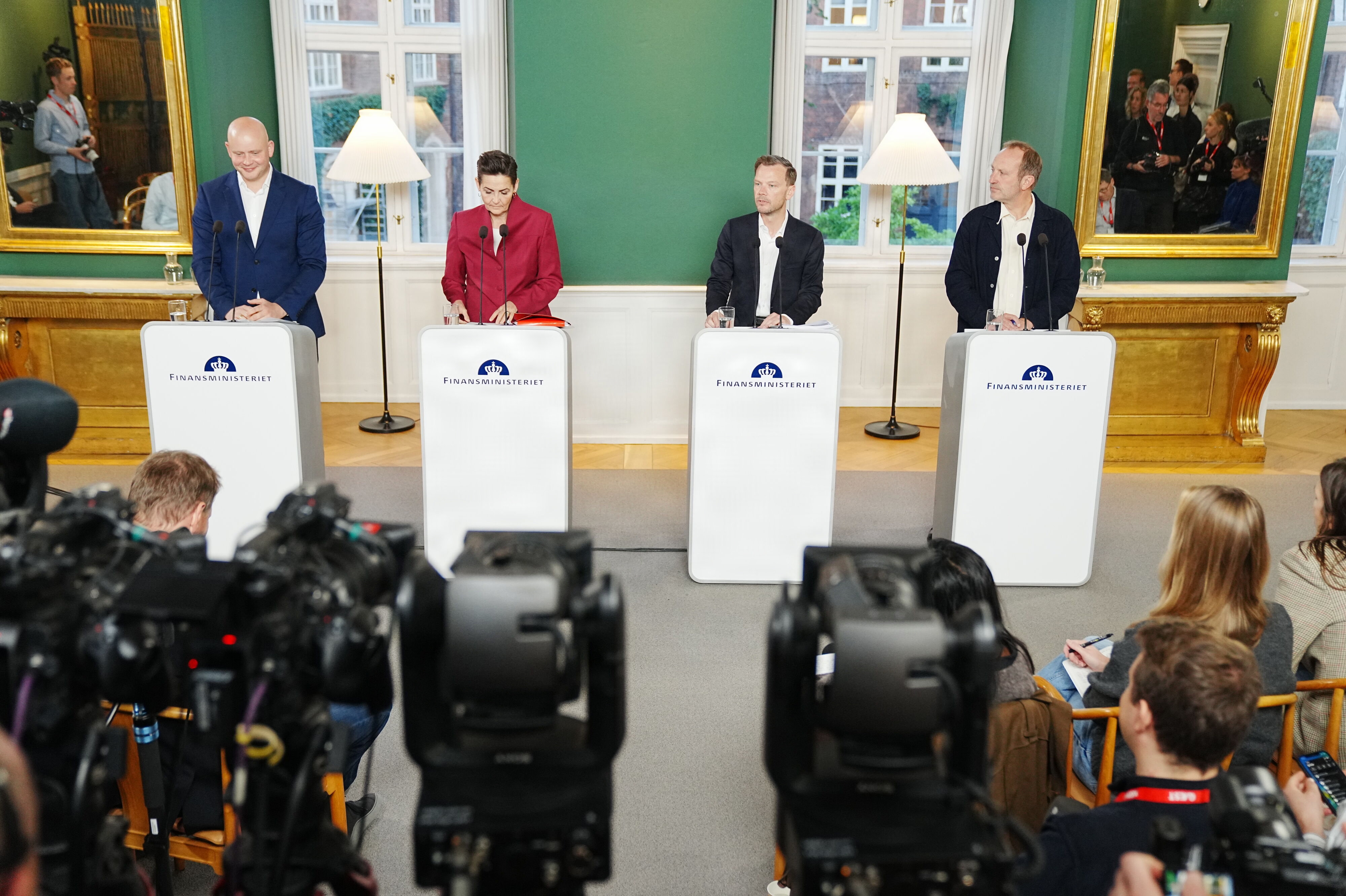Finansminister Peter Hummelgaard, økonomi- og indenrigsminister Pia Olsen Dyhr, skatte- og vækstminister Jakob Engel-Schmidt og minister for erhverv- og konkurrencekraft Martin Lidegaard præsenterer regeringens finanslovsforslag for 2027 på et pressemøde i København.