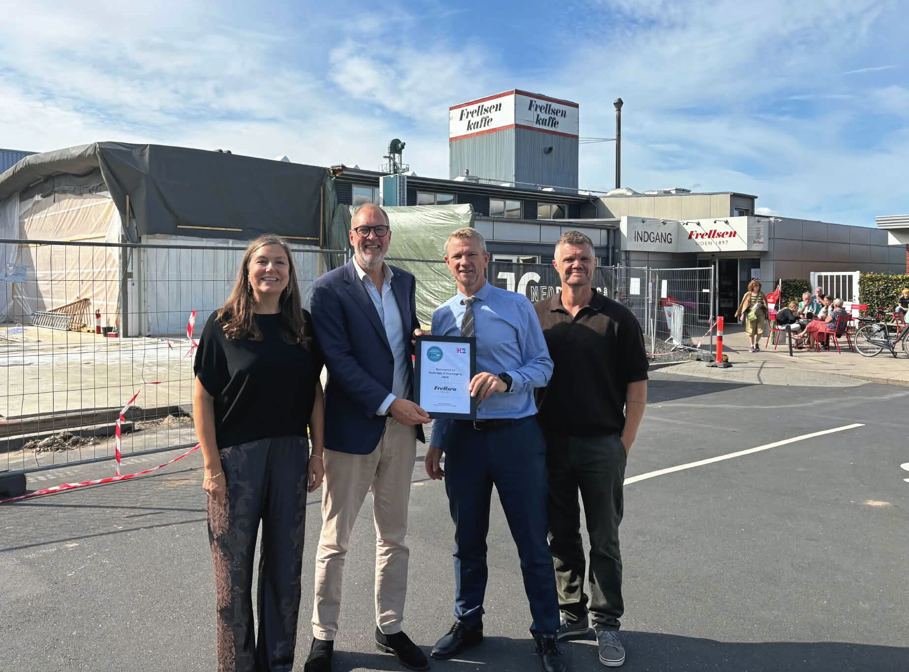 Peter Frellsen og Henrik Frellsen fik overrakt nomineringsdiplomet foran byggeriet på Industrivej af Nikolaj Worch fra Roskilde Handel & Erhverv og Eva B. Jensen fra Danske Bank.
