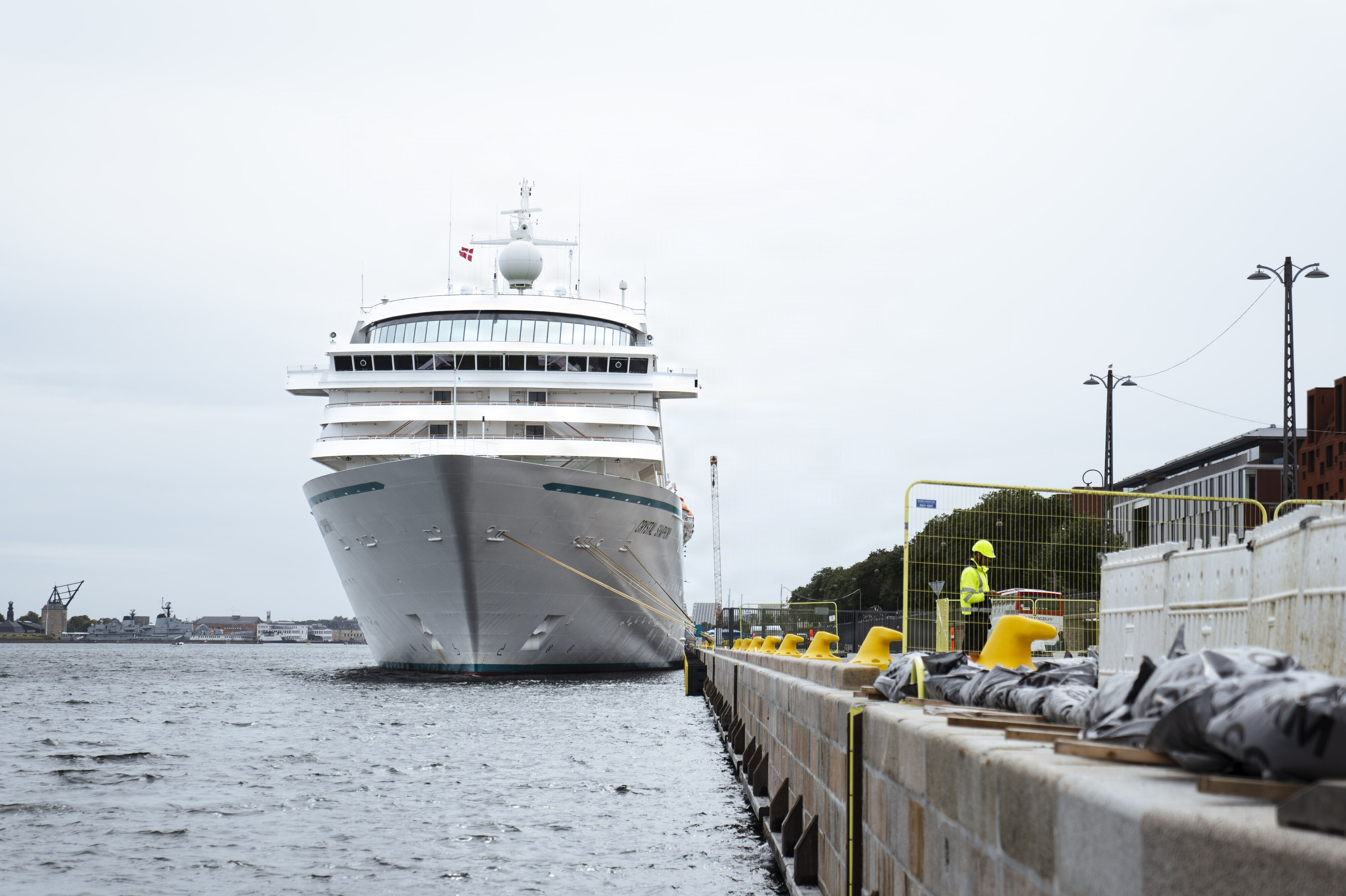 Dansk Industri og Dansk Erhverv advarer om, at en foreslået afgift på 200 kroner per krydstogtpassager risikerer at sende turister uden om danske havne. På billedet ses krydstogtskibet "Crystal Symphony" ved Langelinie i København i august 2024. (Arkivfoto).