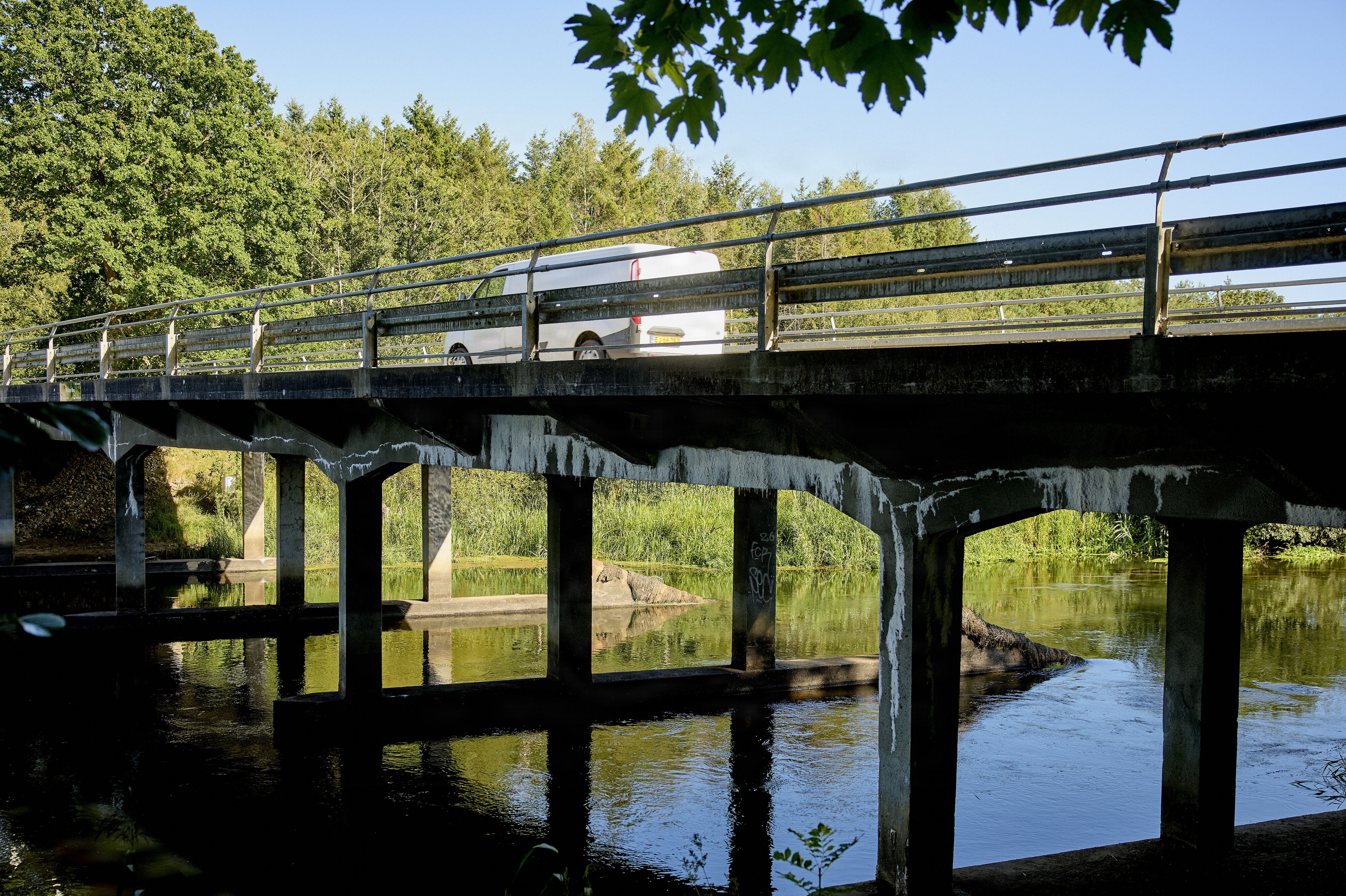 Midt- og Vestjyllands Politi har efterforsket en drabssag, siden liget af en mand 24. august blev fundet i Gudenå ved Brovejen nord for Svostrup. (Arkivfoto).