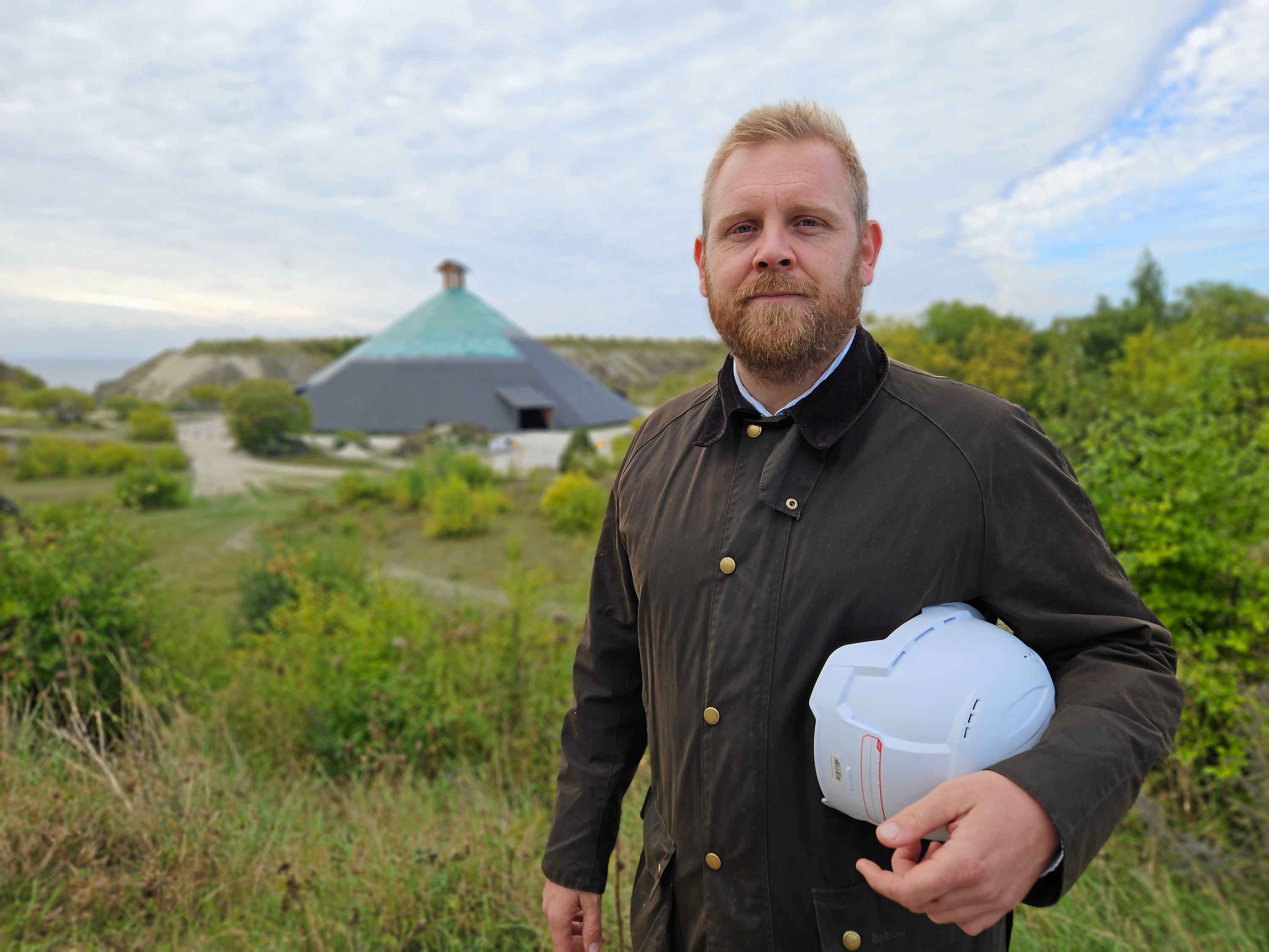 Programleder Morten Svarre Andersen fra Stevns Kommune viser renoveringen af pyramiden i Boesdal frem i september 2026.