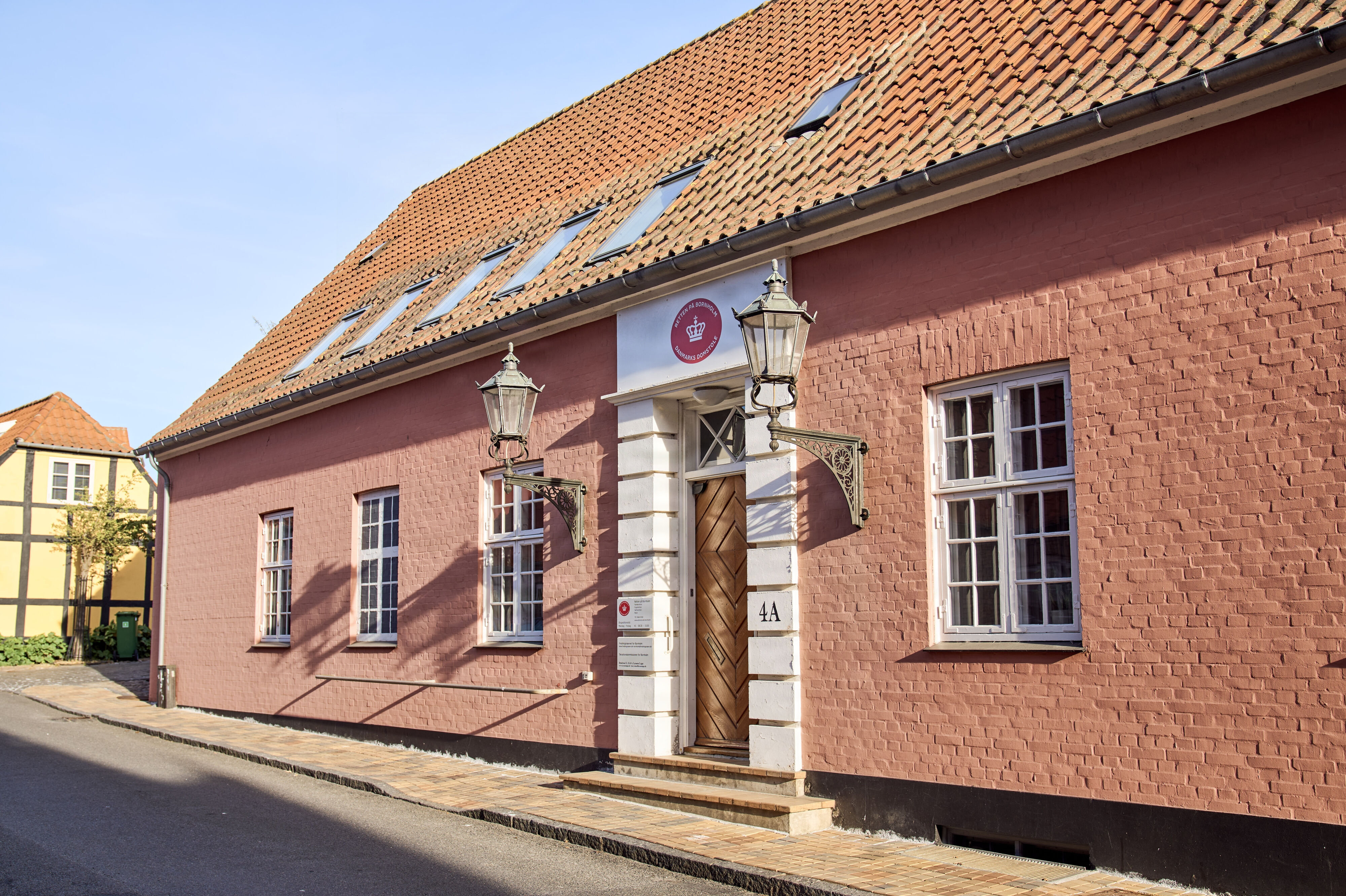 Retten På Bornholm har fredag eftermiddag idømt en politiassistent ved Bornholms Politi en bøde på 1200 kroner. Det får hun, efter at hun kørte galt i en patruljevogn i juli sidste år. (Arkivfoto).
