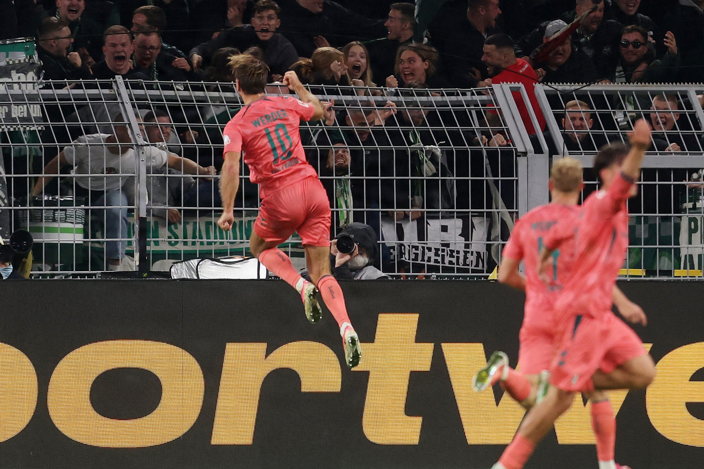 Werder Bremens Niclas Füllkrug jubler over sit mål til 2-2.