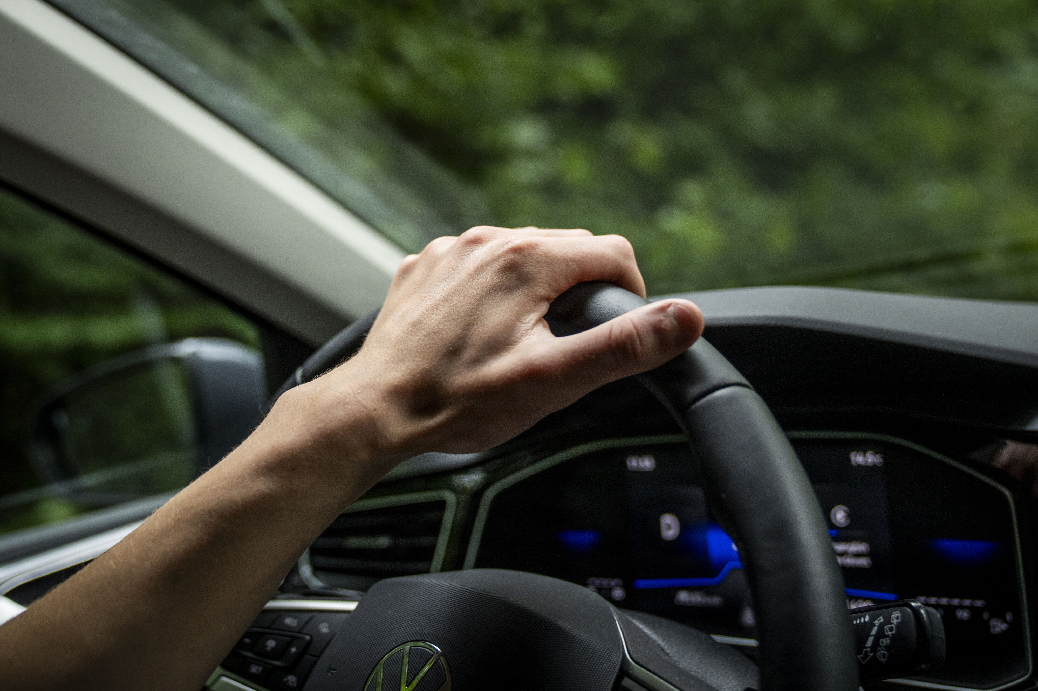 I 2025 modtog danske bilister 20.910 klip i kørekortet efter brug af håndholdt mobiltelefon i trafikken. Det er en stigning på 1451 klip i 2024 hvilket svarer til 7,5 procent. (Arkivfoto).