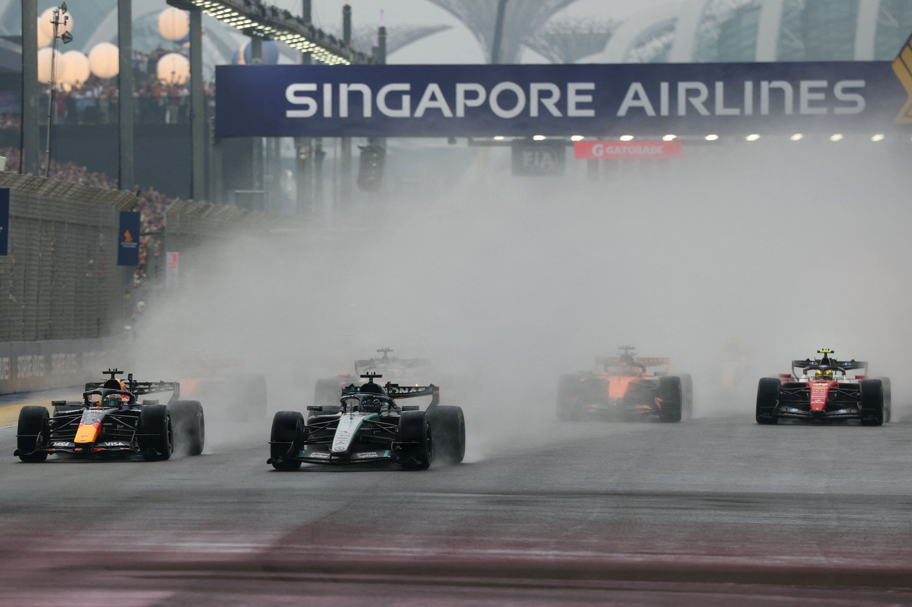 En våd bane satte sit præg på sprintløbet i Singapore.