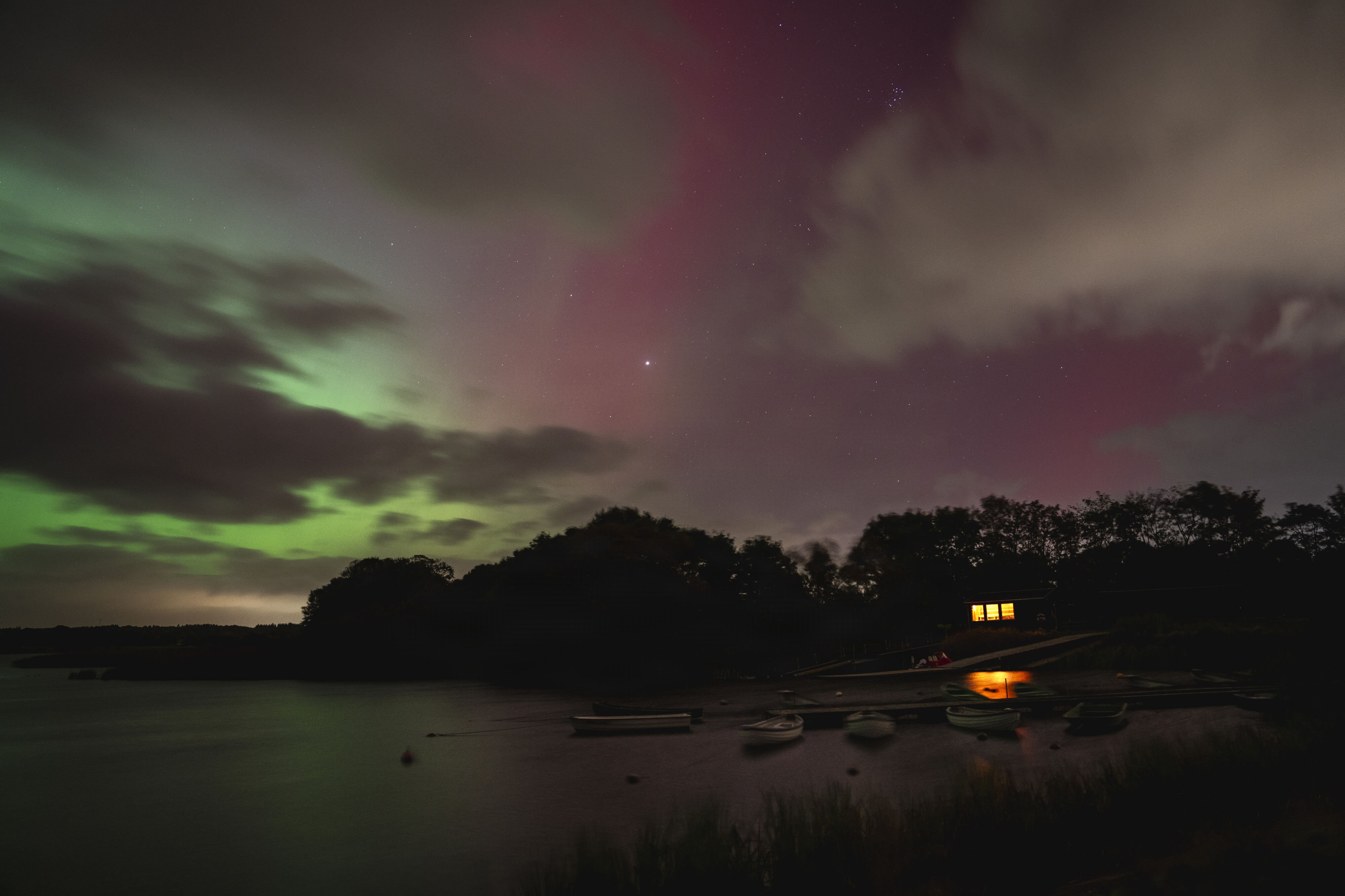 Det er måske muligt at se nordlys over Danmark natten til søndag. På billedet ses nordlys over Haraldsted Sø ved Ringsted den 10. oktober 2024.(Arkivfoto).