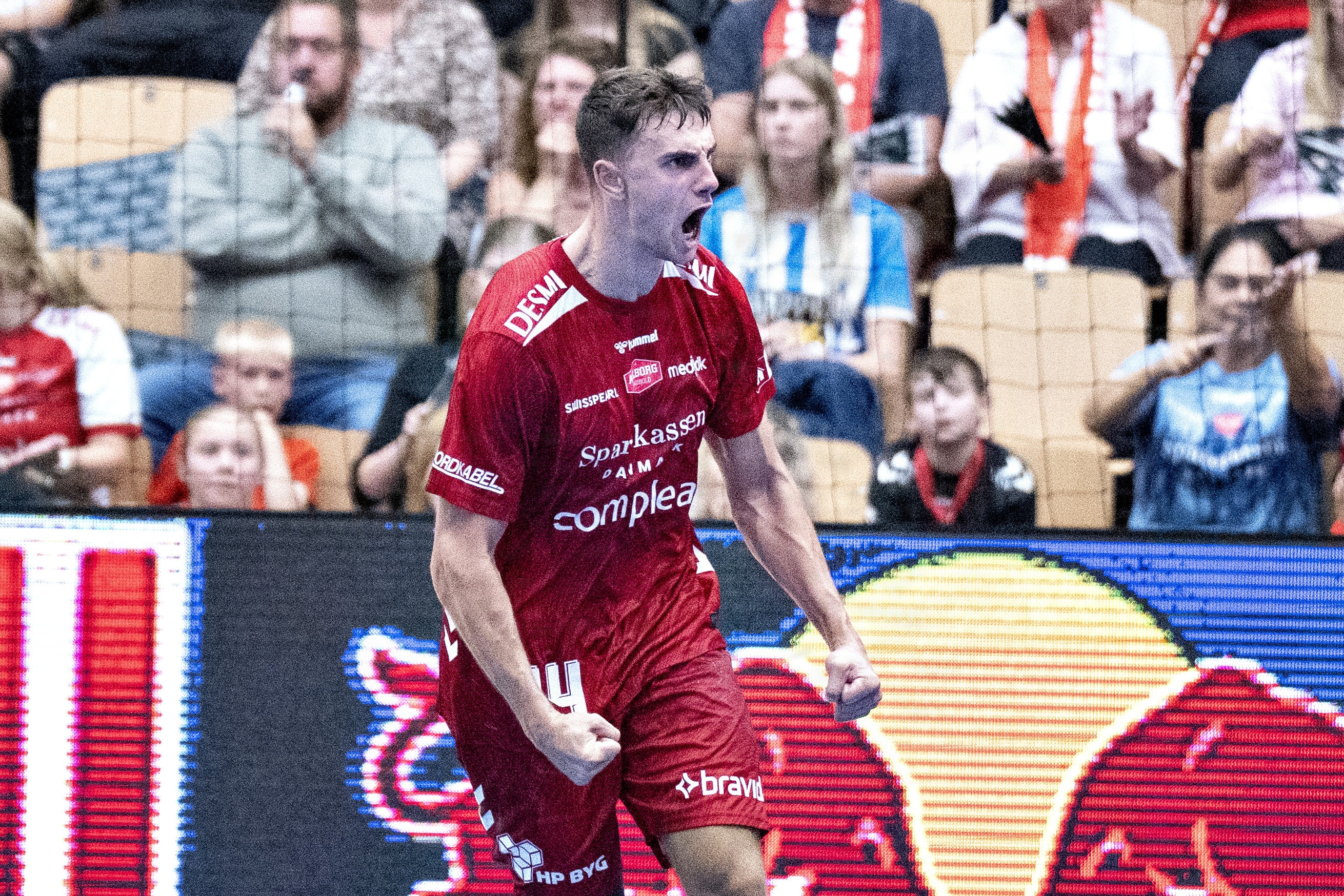 Mads Hoxer og resten af Aalborg-mandskabet var i problemer mod KIF Kolding, men det endte med en nordjysk sejr.