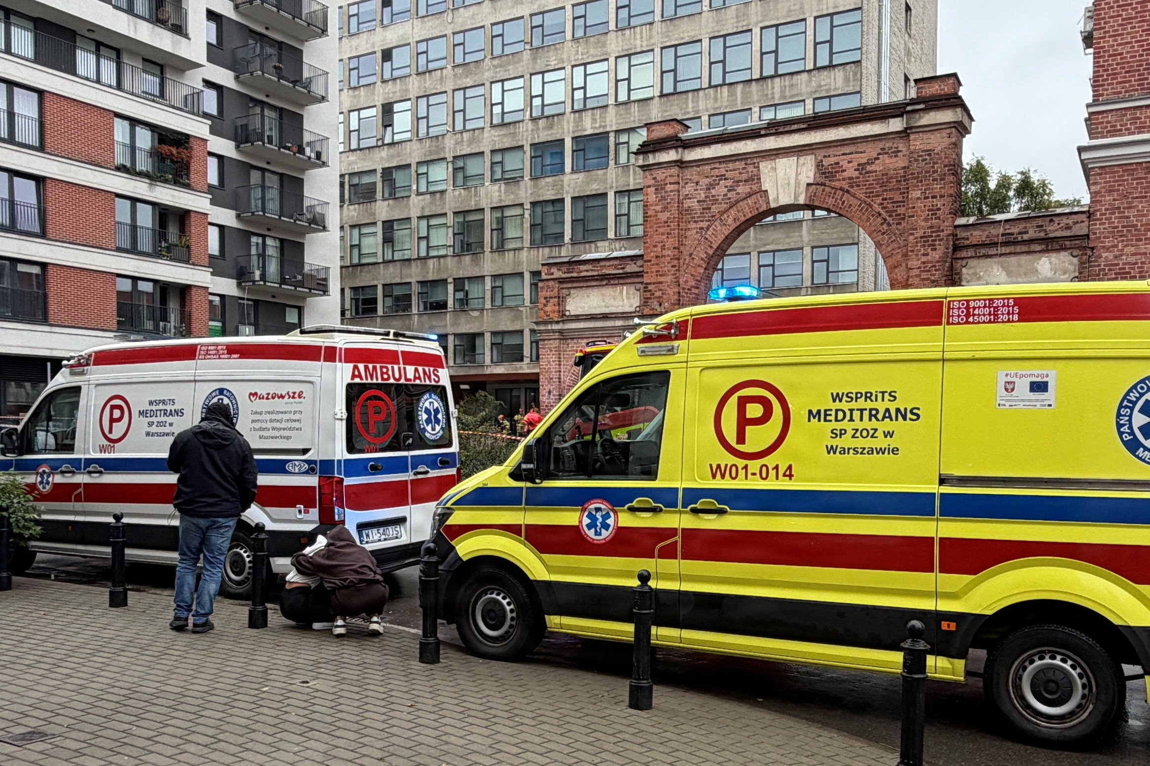 Ambulancer og politikøretøjer holder udenfor skolen TEB Edukacja på Minska-gaden i Warszawa, hvor tre unge kvinder lørdag er blevet såret i et knivangreb. Det er det tredje knivangreb på en skole i Polen i løbet af få dage.