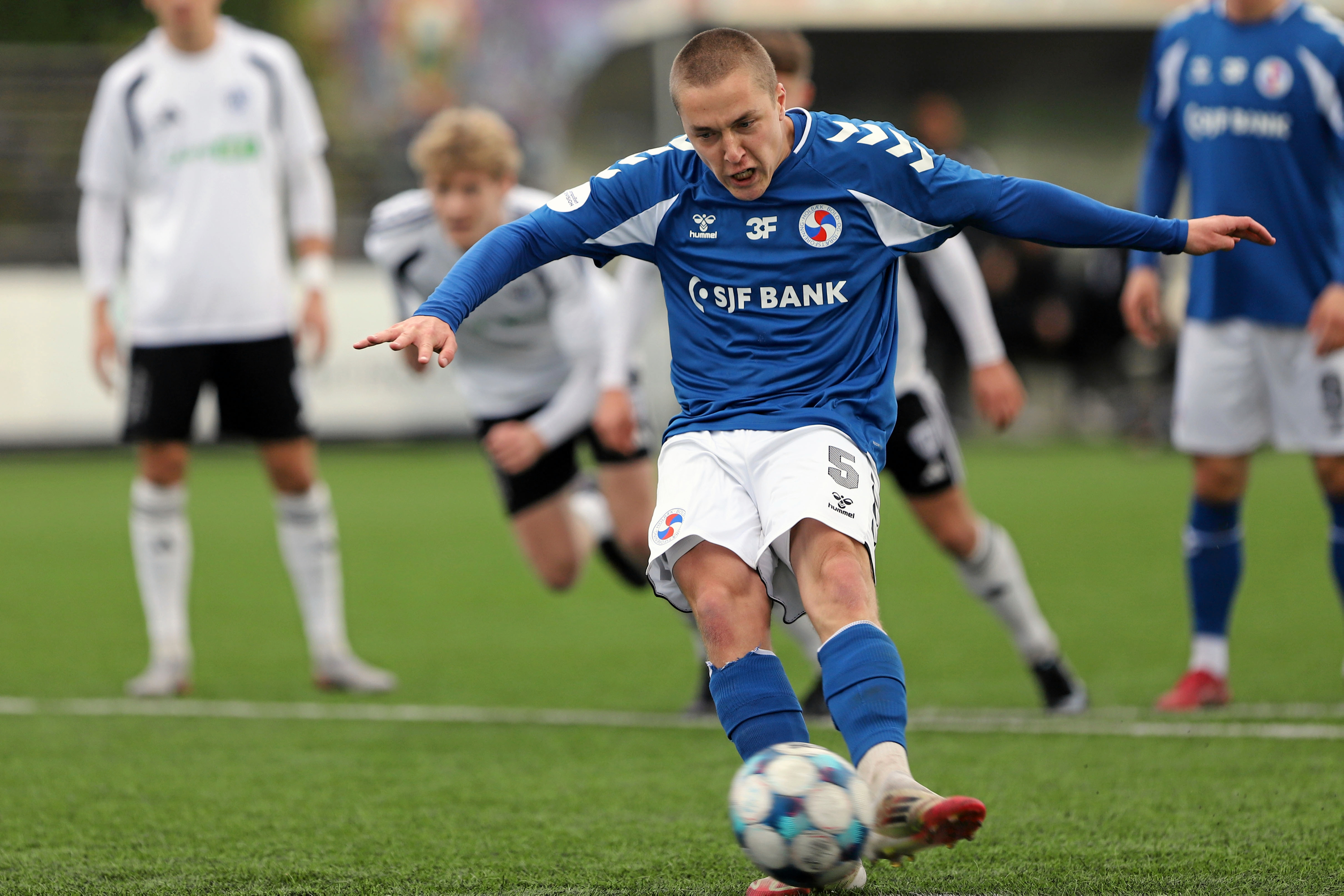 Holbæks Mark Garly med den største chance i fodbold.