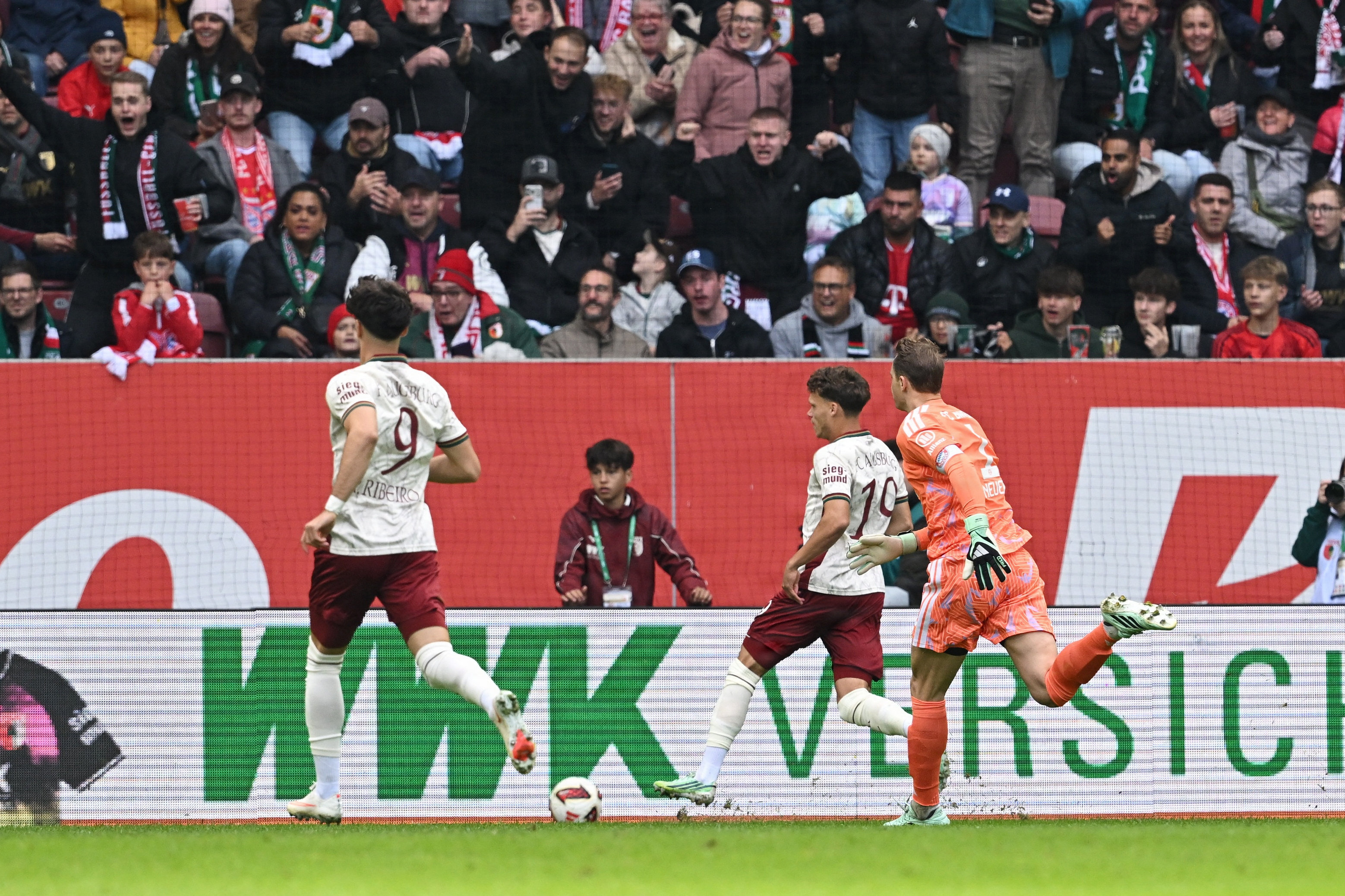 Robin Fellhauer scorede for Augsburg, da der kun var gået otte sekunder, efter en stor fejl fra Bayern München-målmand Manuel Neuer.