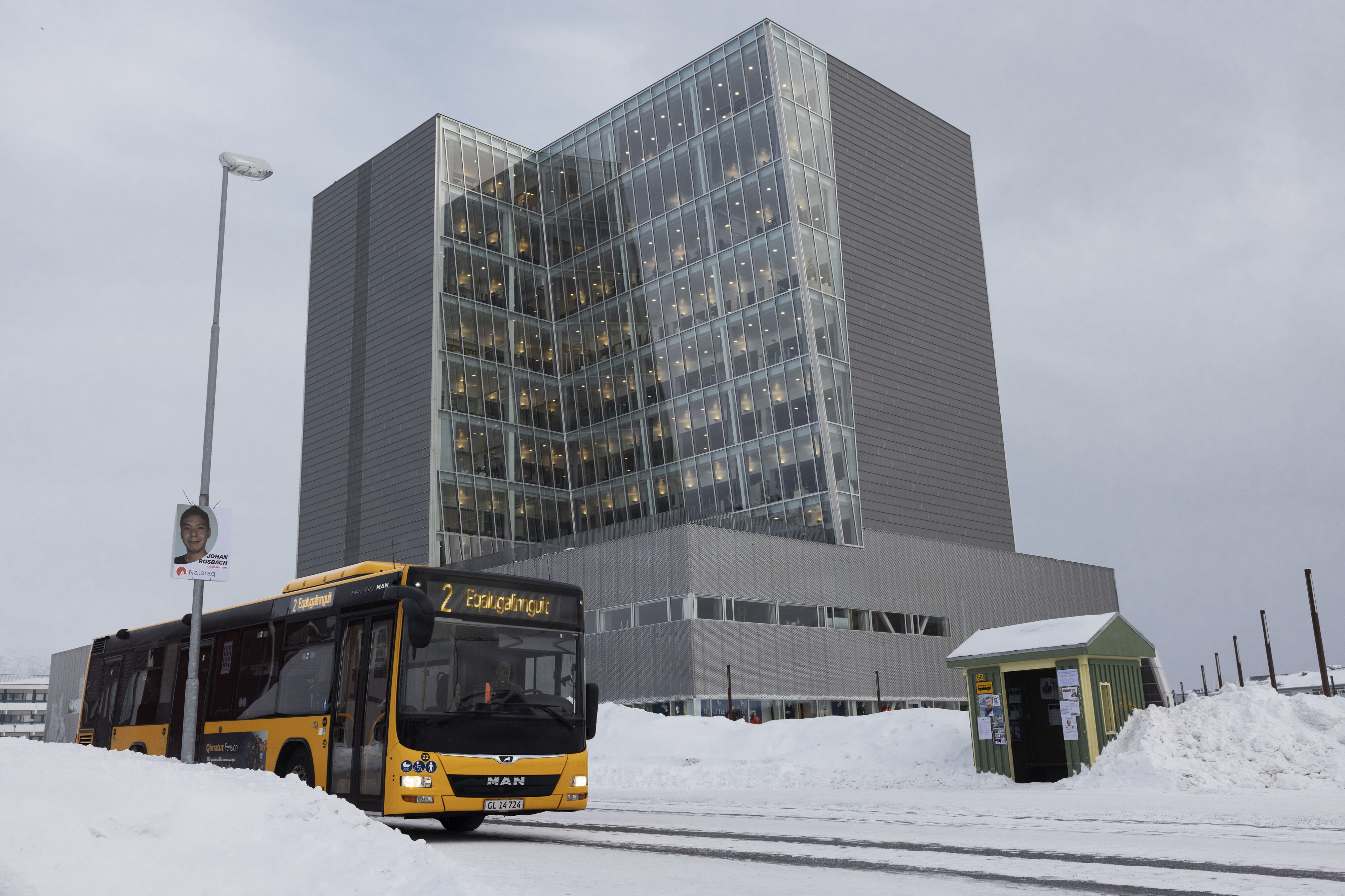 Den grønlandske regering, der nu har droppet kravet om tilbagebetaling af offentlige ydelse, har hovedkvarter i Nuuk. (Arkivfoto).