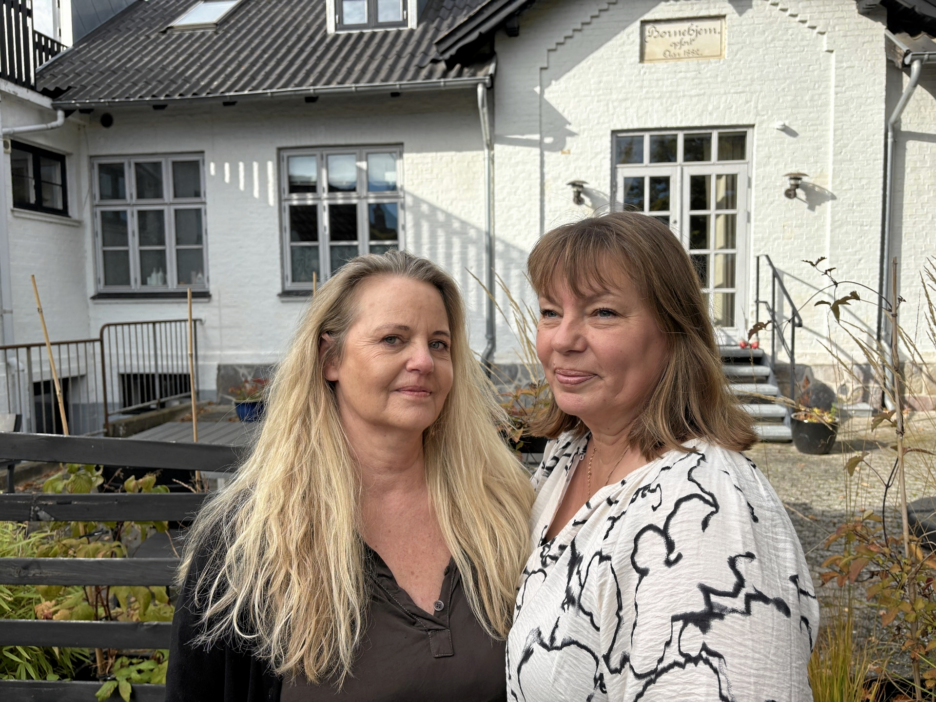 Leder Lene Gøtze (th.) må se i øjnene, at Roskilde Ungehjem skal lukke, selvom døgninstitutionen er fyldt op. Det ærgrer også Helle Frellsen, der har været på stedet i snart 20 år og har set mange unge blive hjulpet videre.