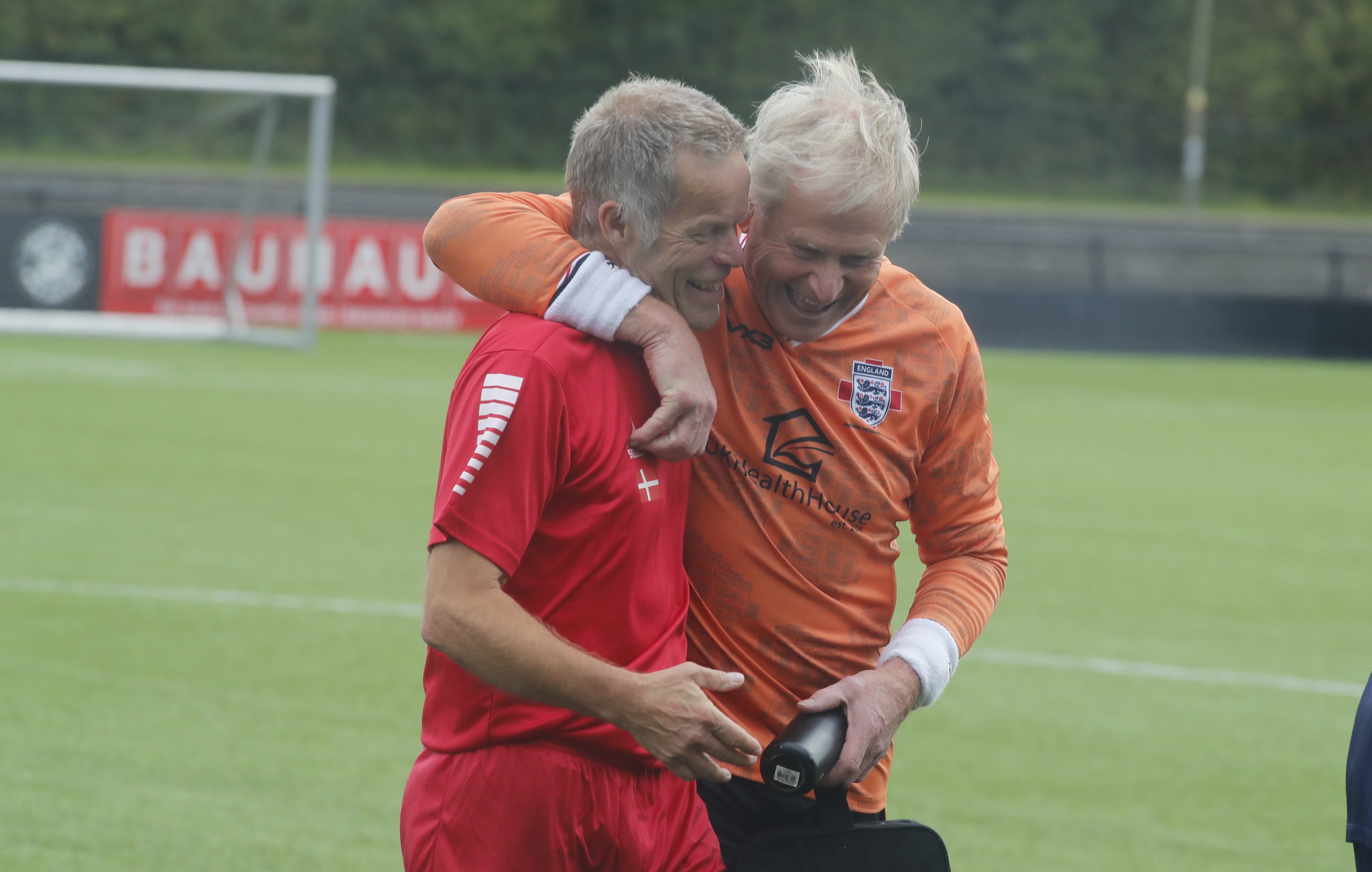 Freddie Noer scorer til 2-0 på et flot mål, og målmanden kunne kun grine bagefter.