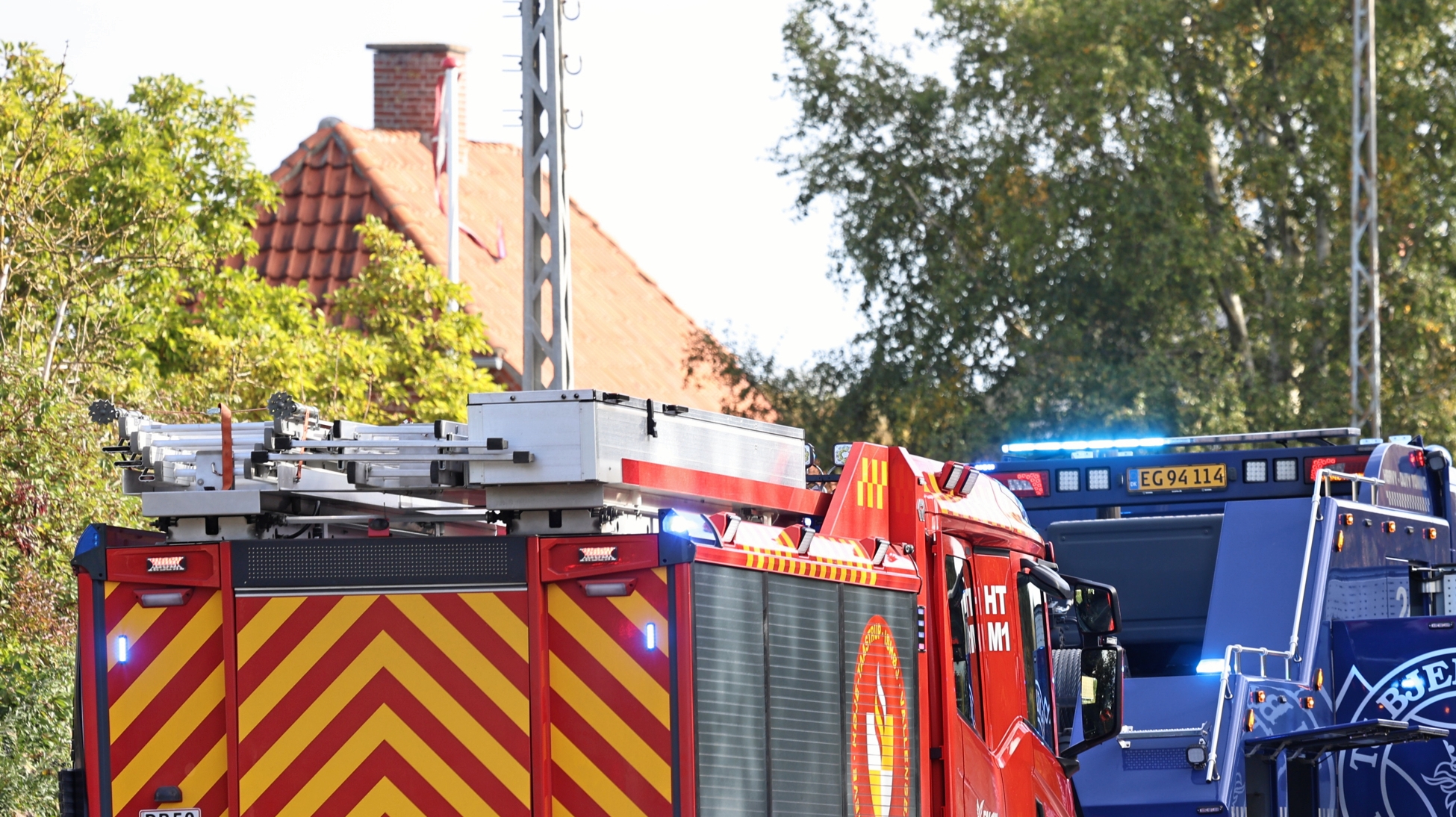 Brandbilen måtte bjerges efter uheldet. - Presse-fotos.dk Brandbilen måtte bjerges efter uheldet.