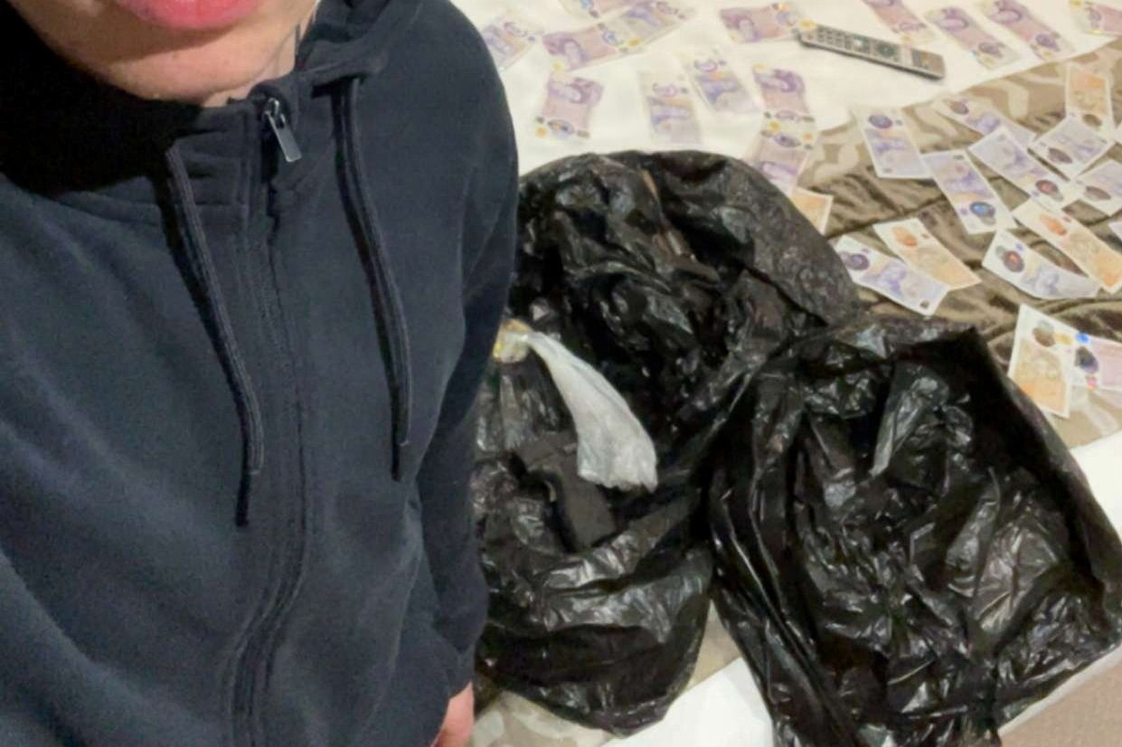 Politiet i London har fredag offentliggjort fotos af den 19-årige nordmand, der er idømt 20 års fængsel for drabsplaner. Et af billederne er en selfie, som den unge mand tog på et hotelværelse, og som her vises i en beskåret udgave. Bag den 19-årige ser man en sort plastiksæk og pengesedler ligge spredt ud på en seng. Billedet er taget kort tid inden hans anholdelse.
