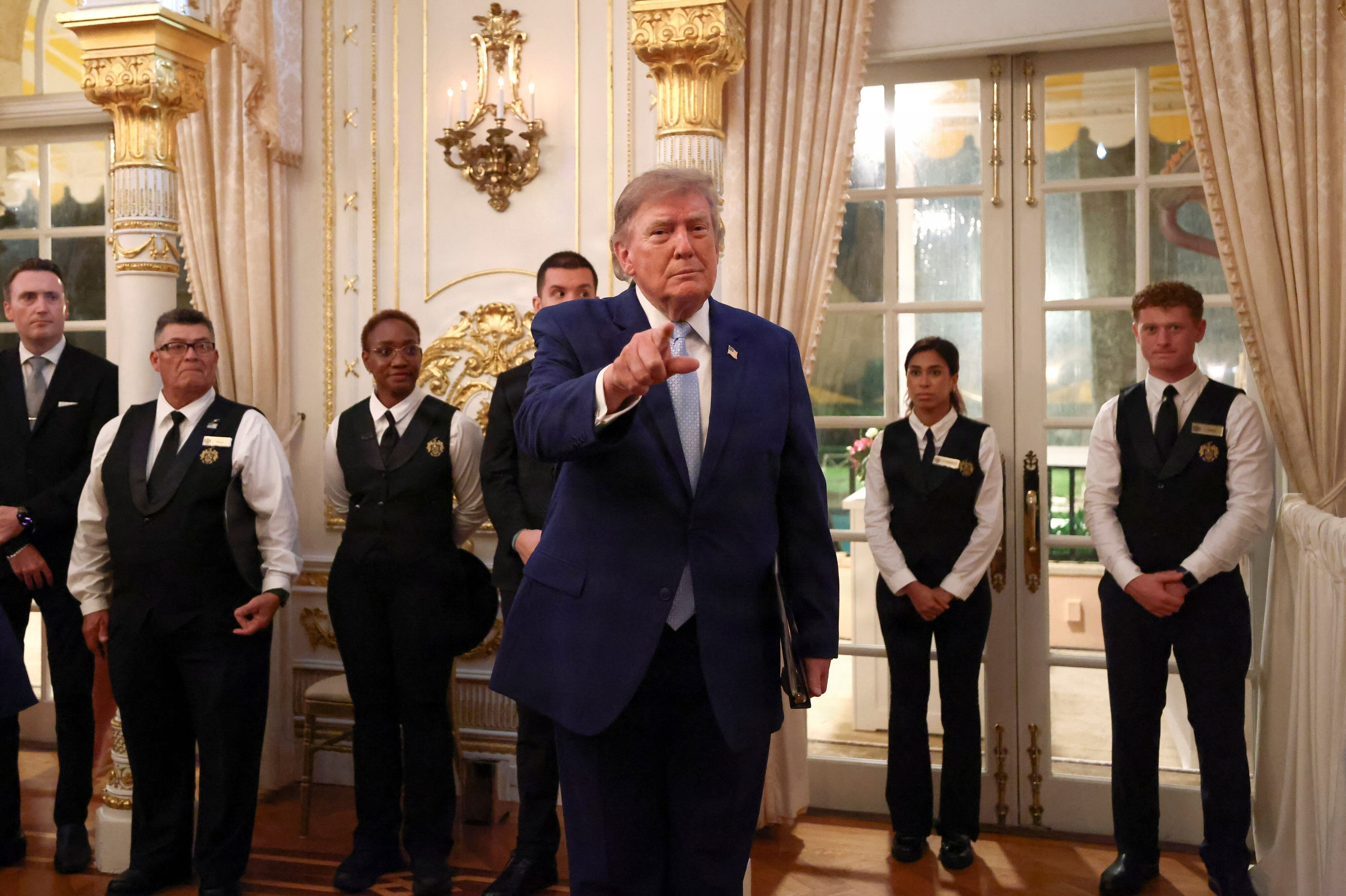 Billede fra fredag viser Trump i Palm Beach i Florida, hvor han deltog i middag. I dekret droppes sanktioner, der handler om Rusland, for nuværende, da det er i USA's "nationale interesse", fremgår det af dekret.