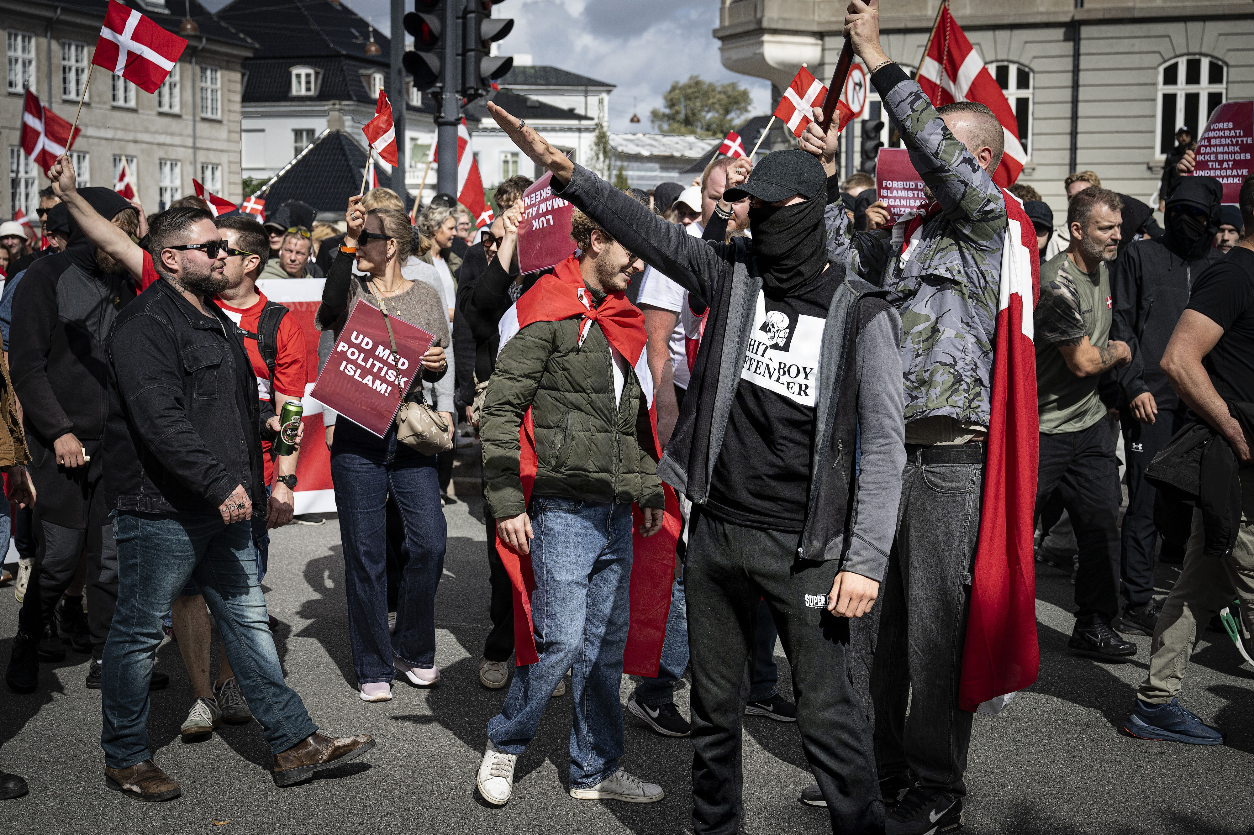 Det er heilende personer som disse, som Det Danske Folk ikke ønsker til deres demonstration lørdag. Billedet er fra den 5. september 2026. (Arkivfoto).