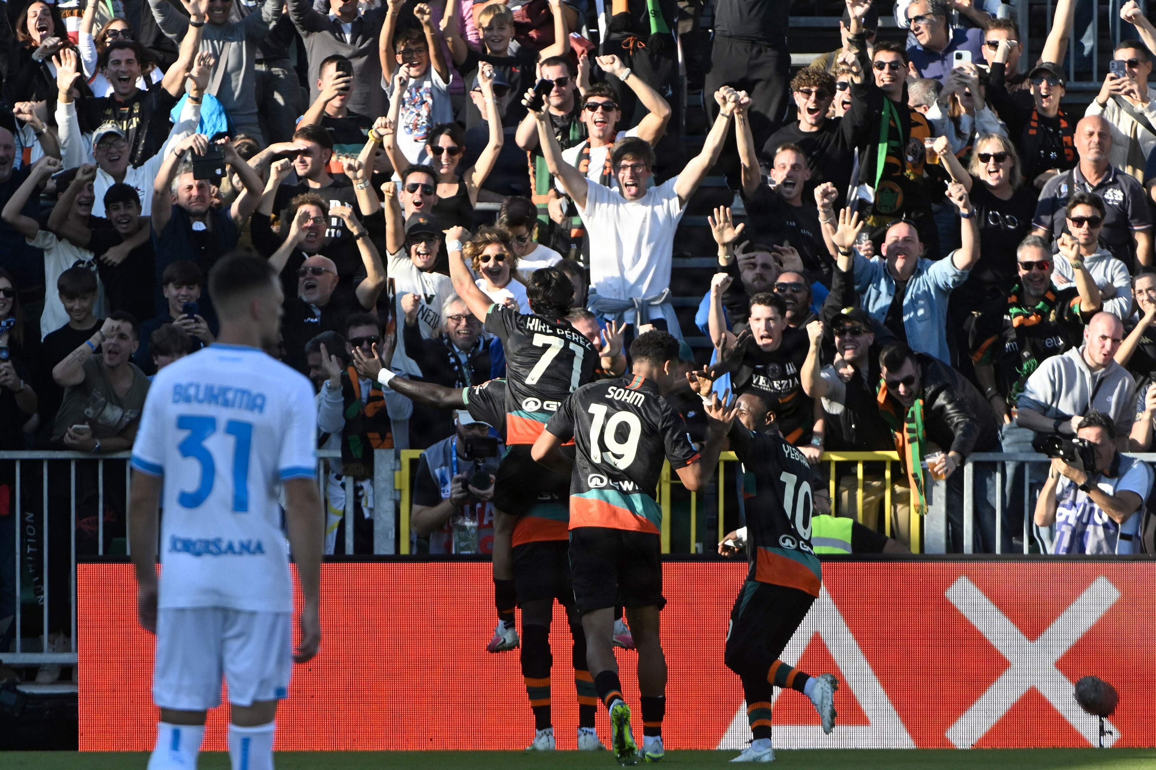 Venezias Akor Adams scorede tidligt i anden halvleg mod Napoli og jublede med de euforiske fans.