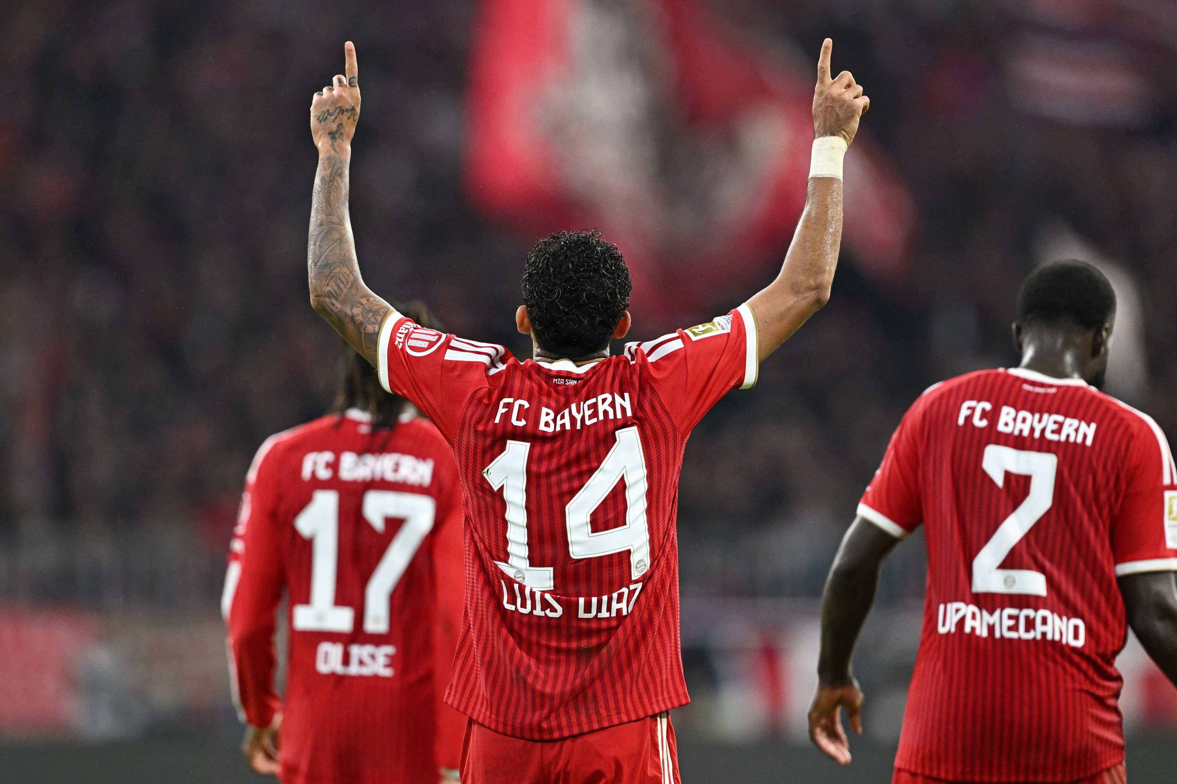 Luis Diaz fejrer sit tredje mål i 6-1-sejren over RB Leipzig, der blev kørt rundt på Allianz Arena.
