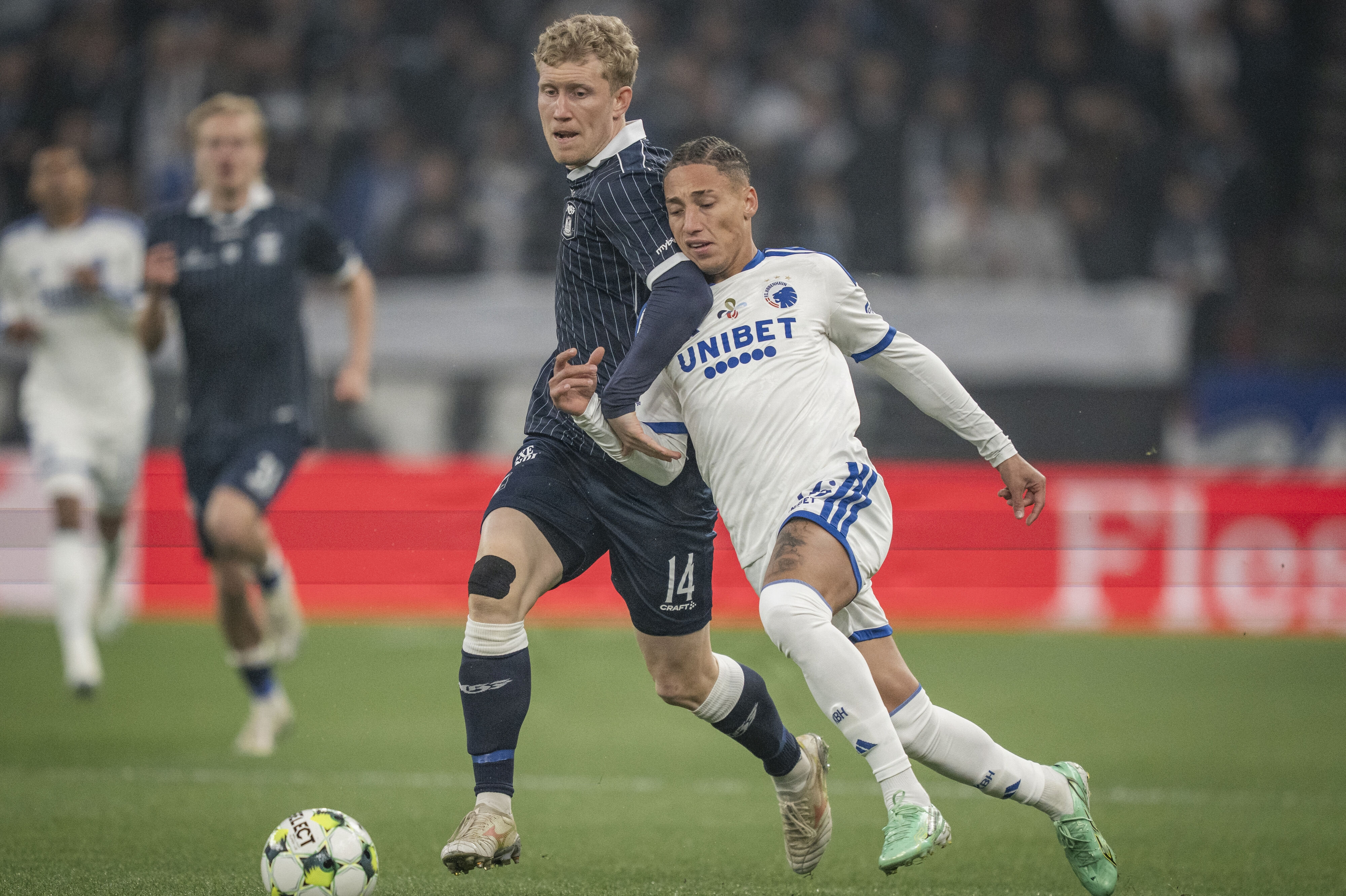 AGF's Tobias Mølgaard og FCK's Robert i duel i søndagens sene superligakamp. Sidstnævnte scorede kampens første mål.