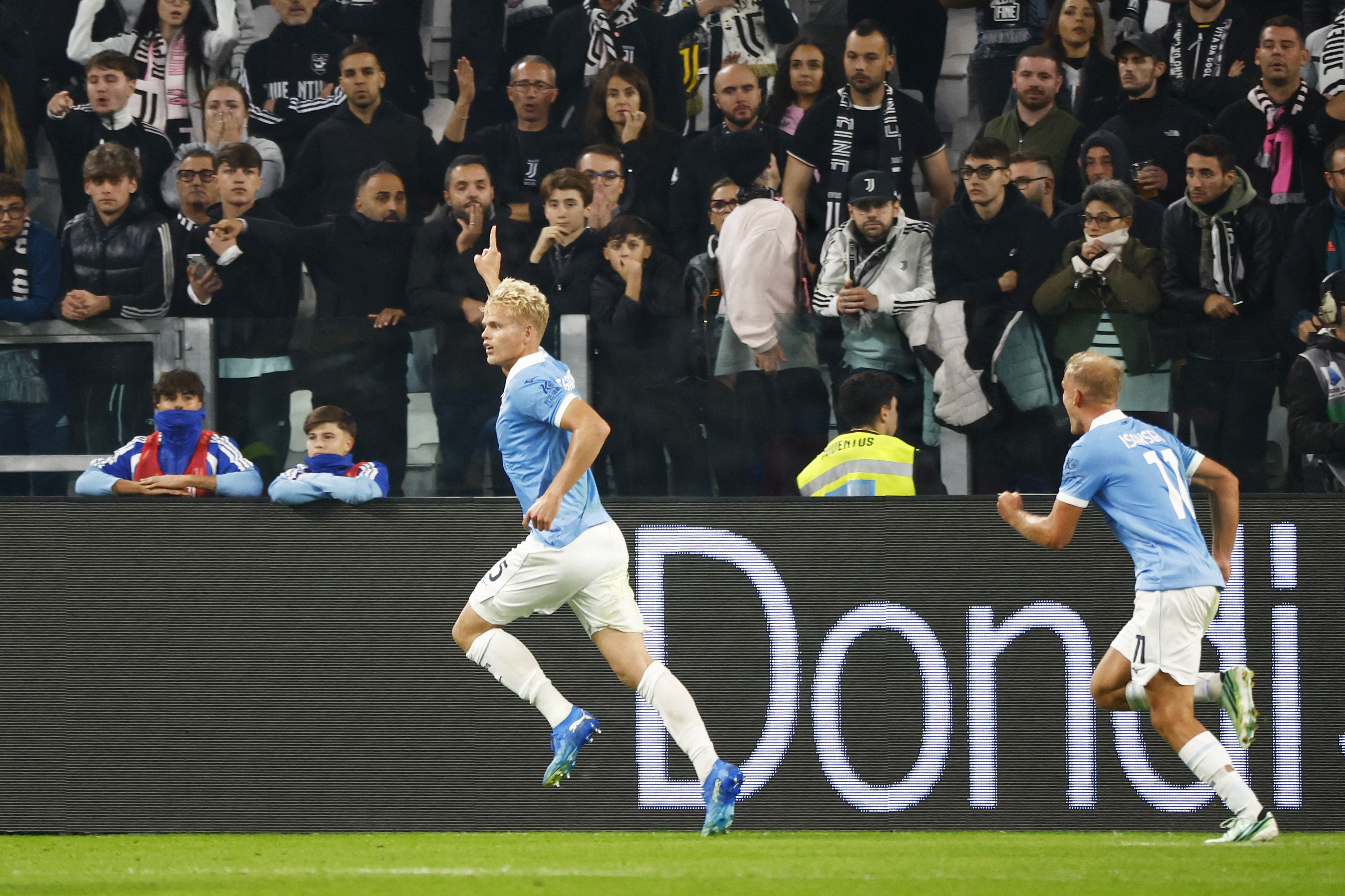 Oliver Provstgaard fejrer sin første scoring for Lazio og jagtes af landsmand Gustav Isaksen, der kom på tavlen senere i kampen.