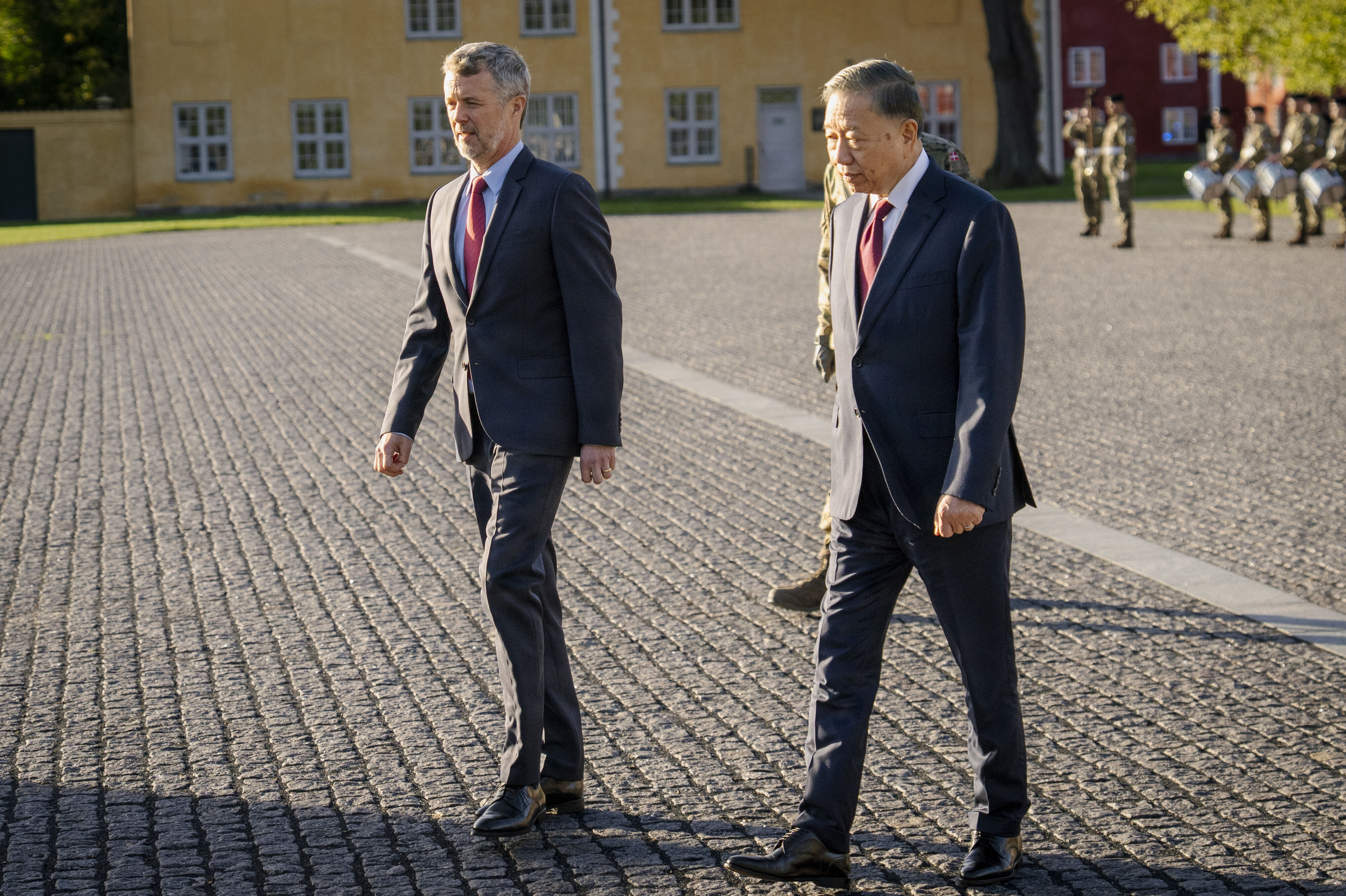 Kong Frederik og Vietnams præsident, Tô Lâm, lagde tidligere på dagen kranse ved monument over Danmarks internationale indsats efter 1948.